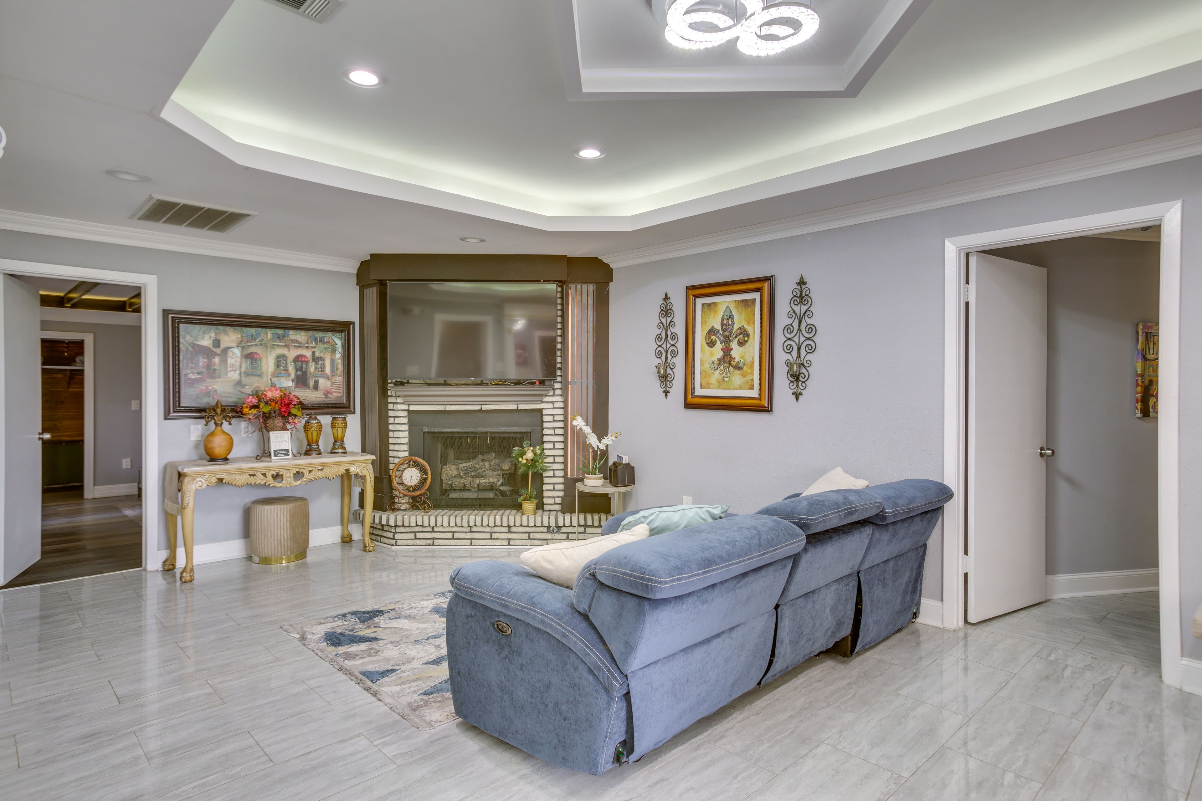 Living Room | Air Conditioning | Central Heating