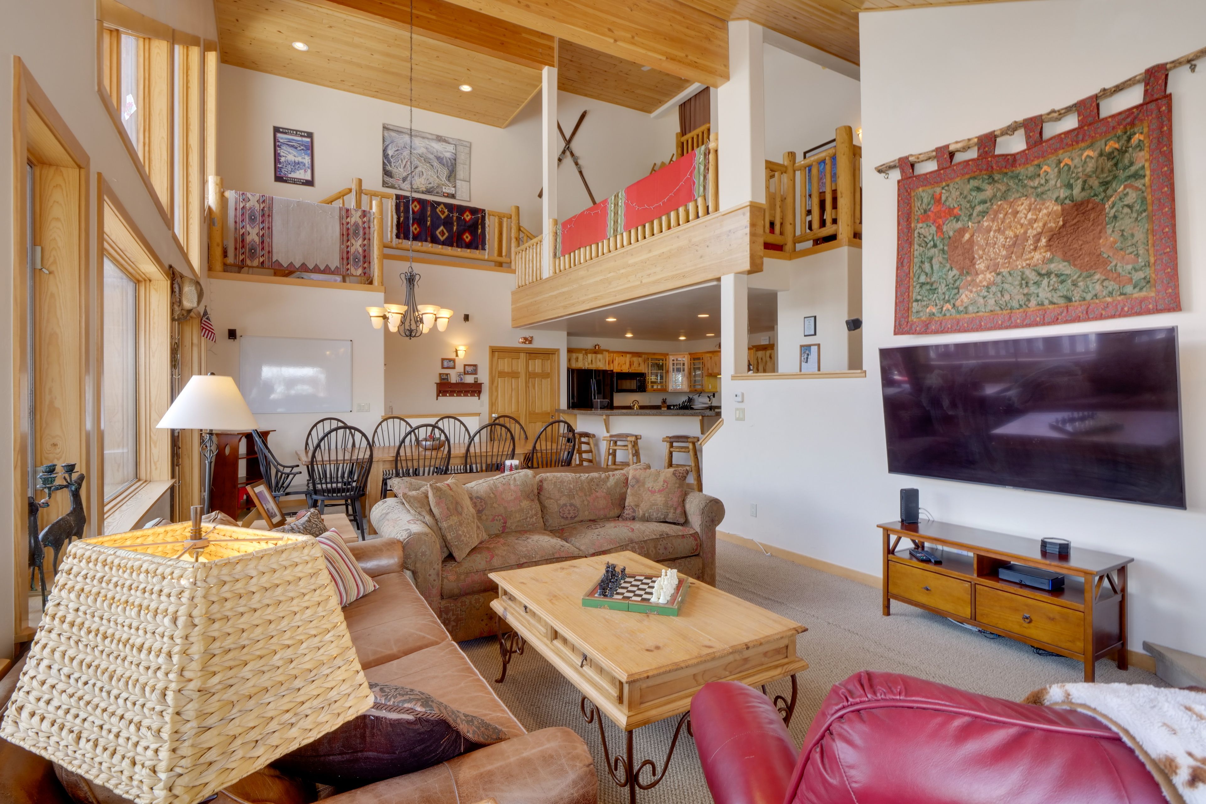 Living Room | 1st Floor | Cable TV | Free WiFi | Fireplace