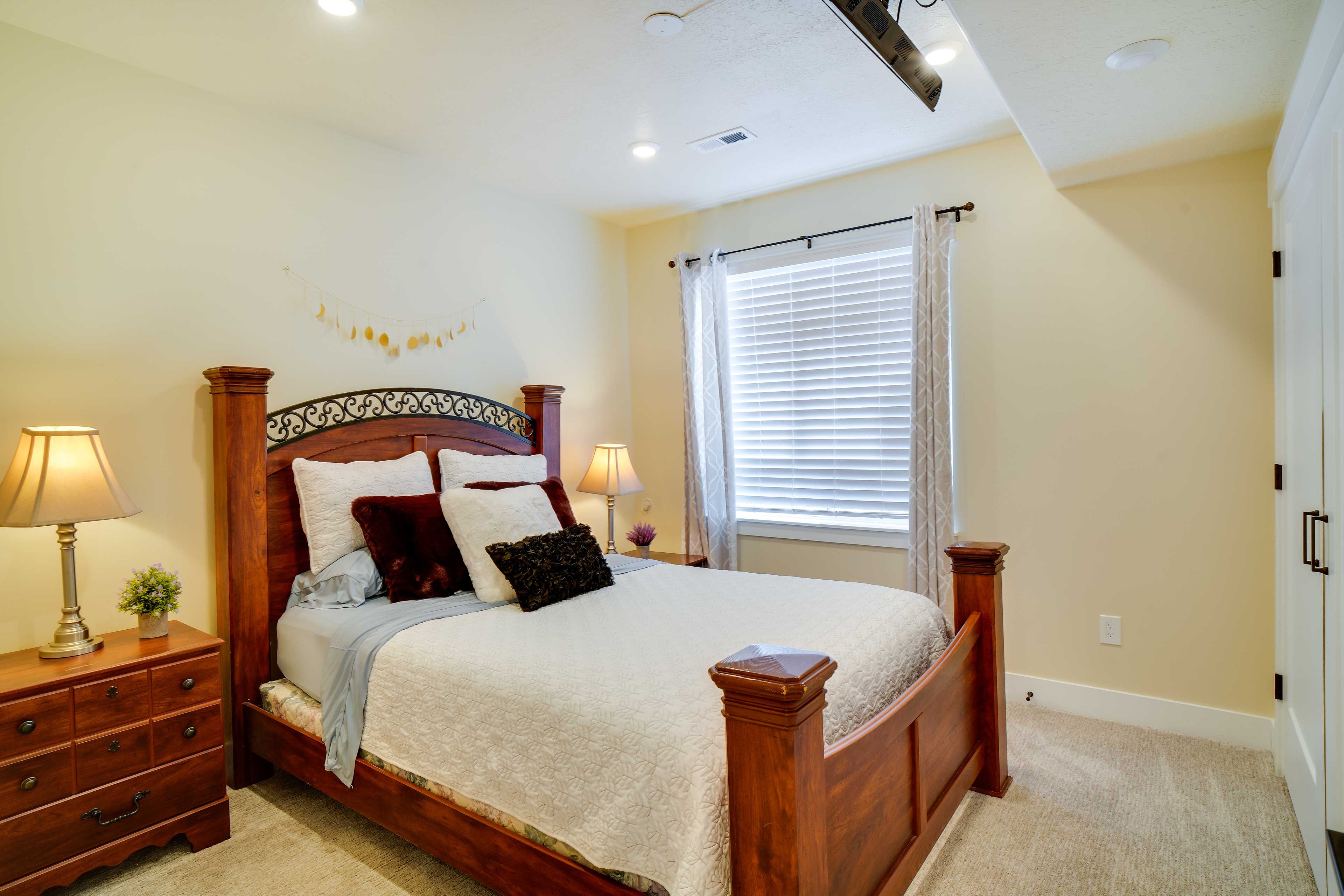 Bedroom 1 | Queen Bed