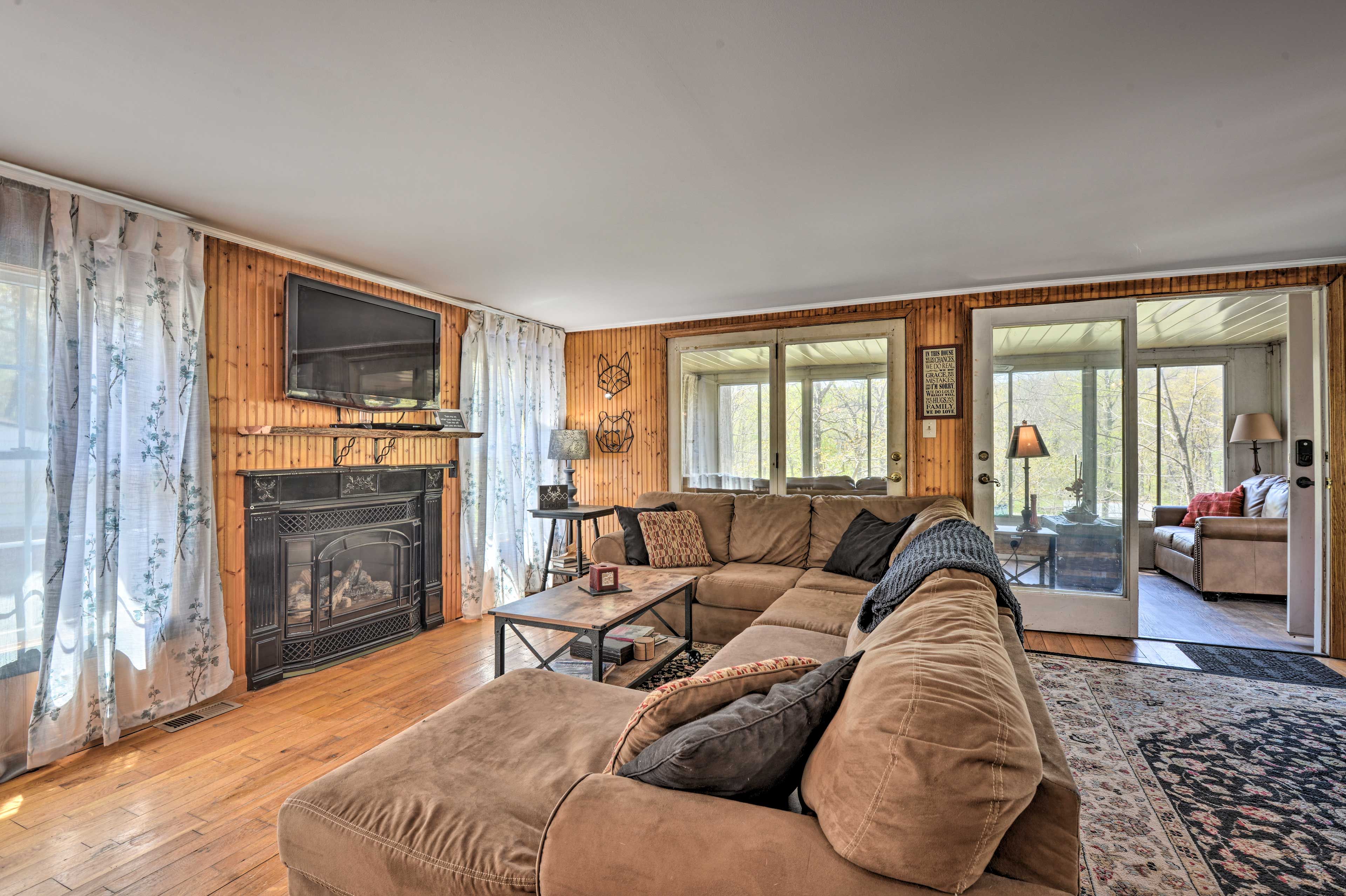 Living Room | Deck Access | Keyless Entry | Free WiFi