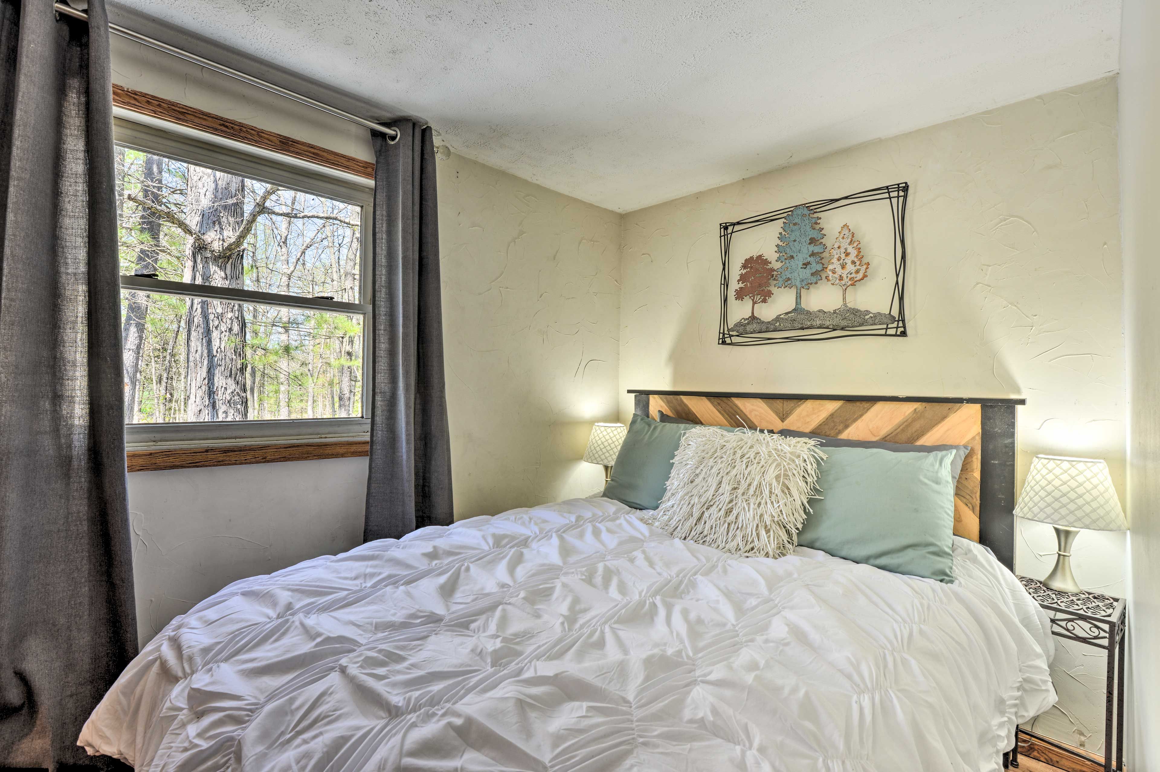Bedroom 1 | Queen Bed