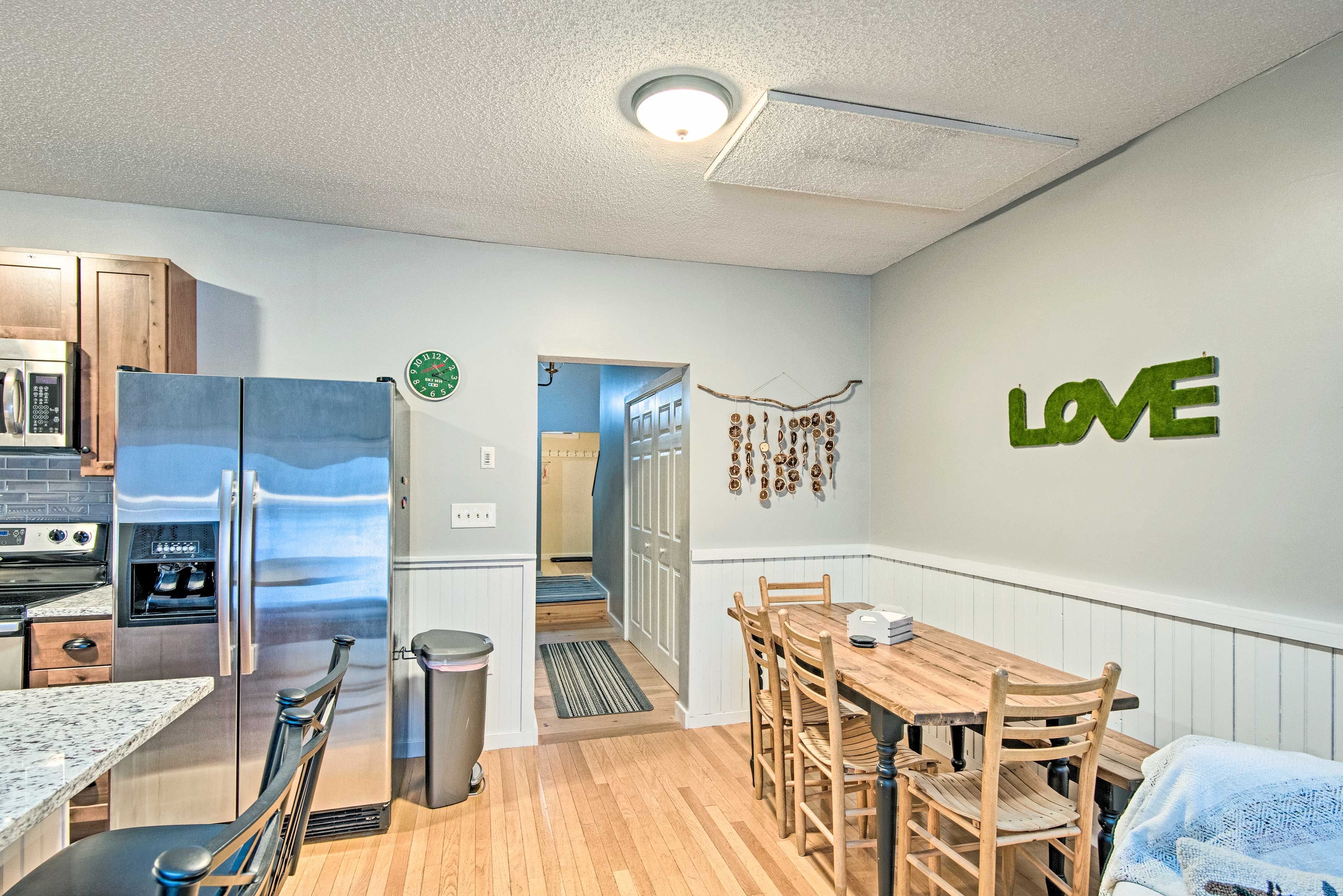 Dining Area | 6-Person Dining Table