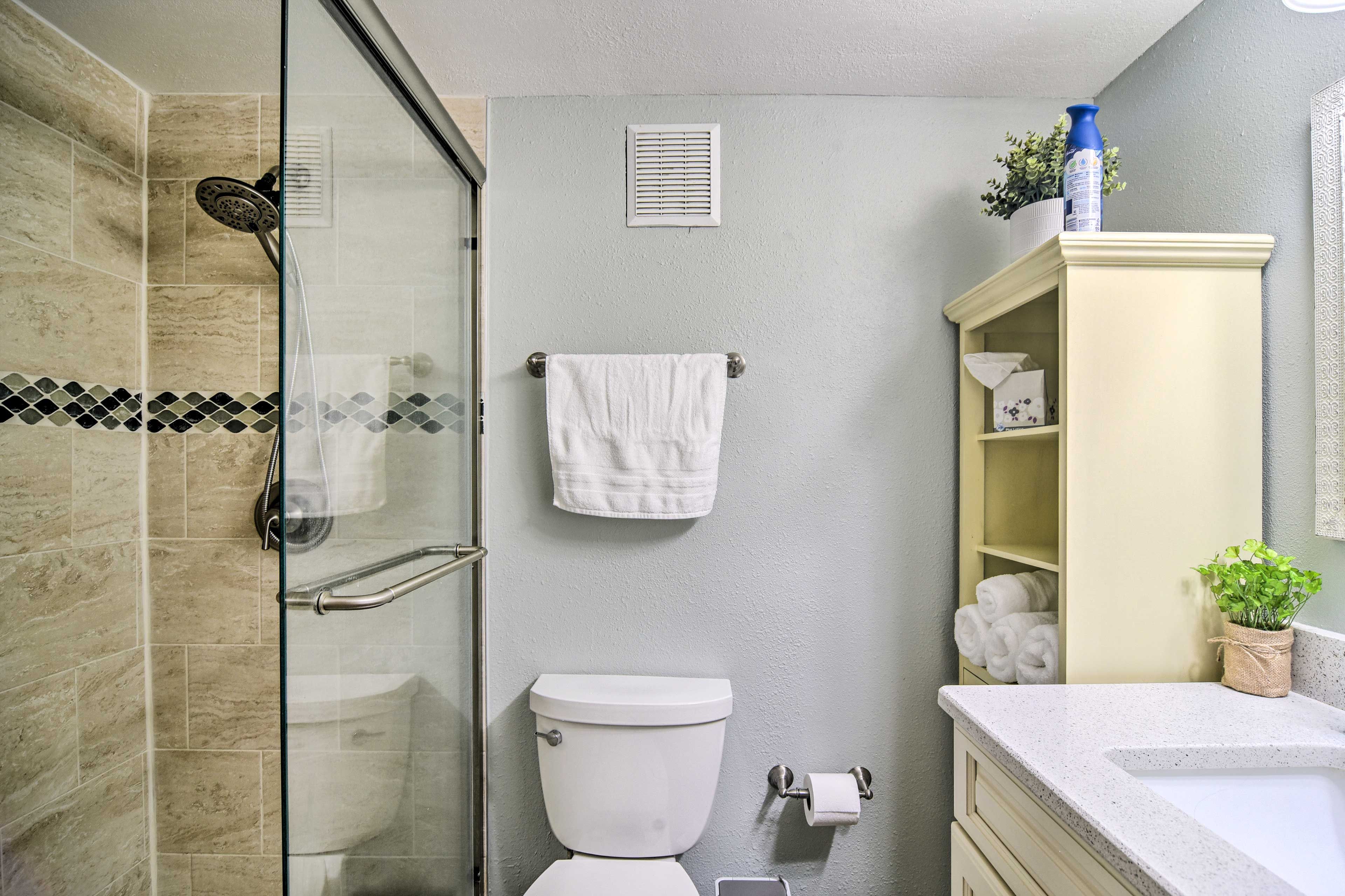 Full Bathroom | Towels Provided