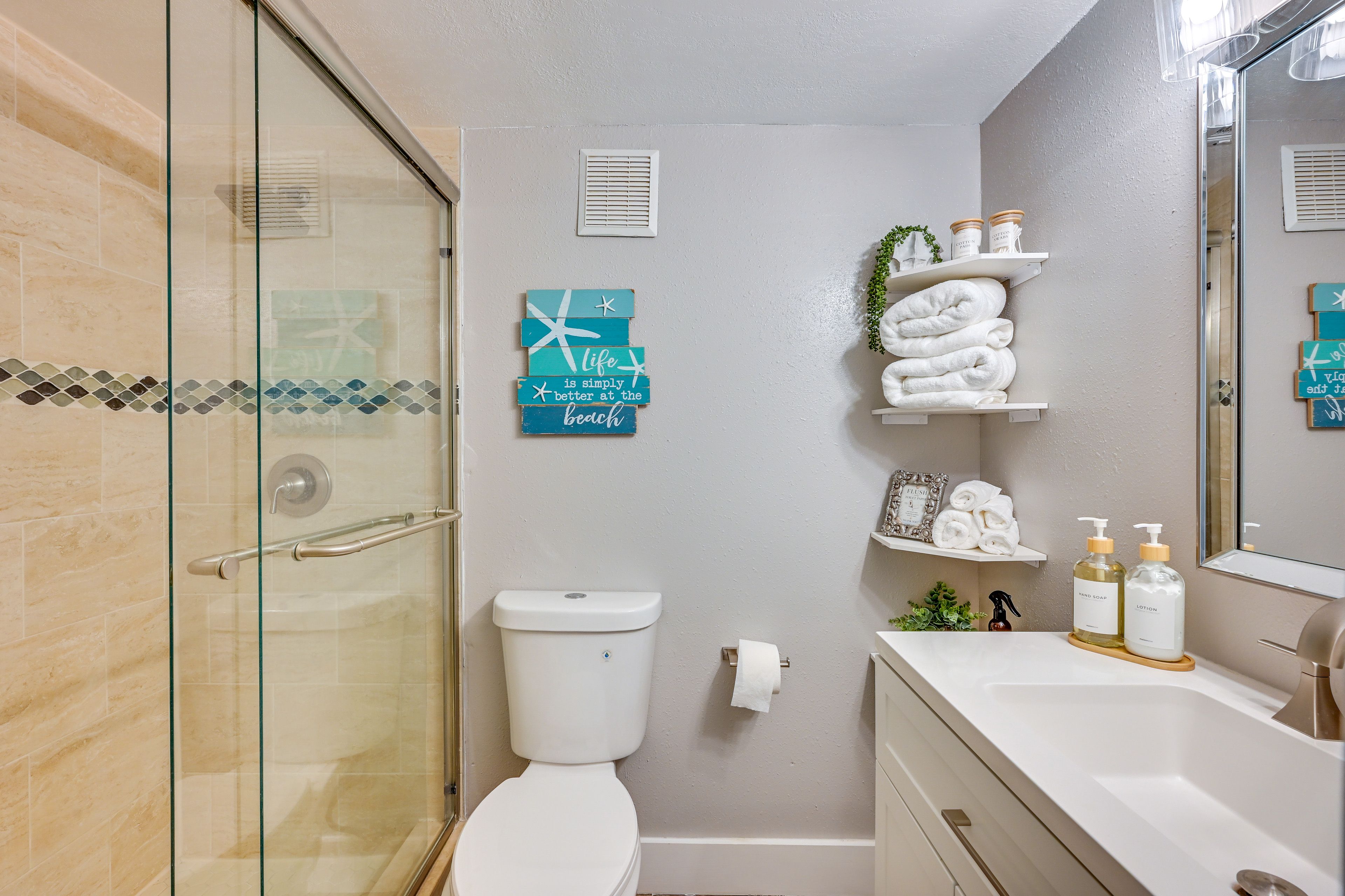 Full Bathroom | Towels Provided