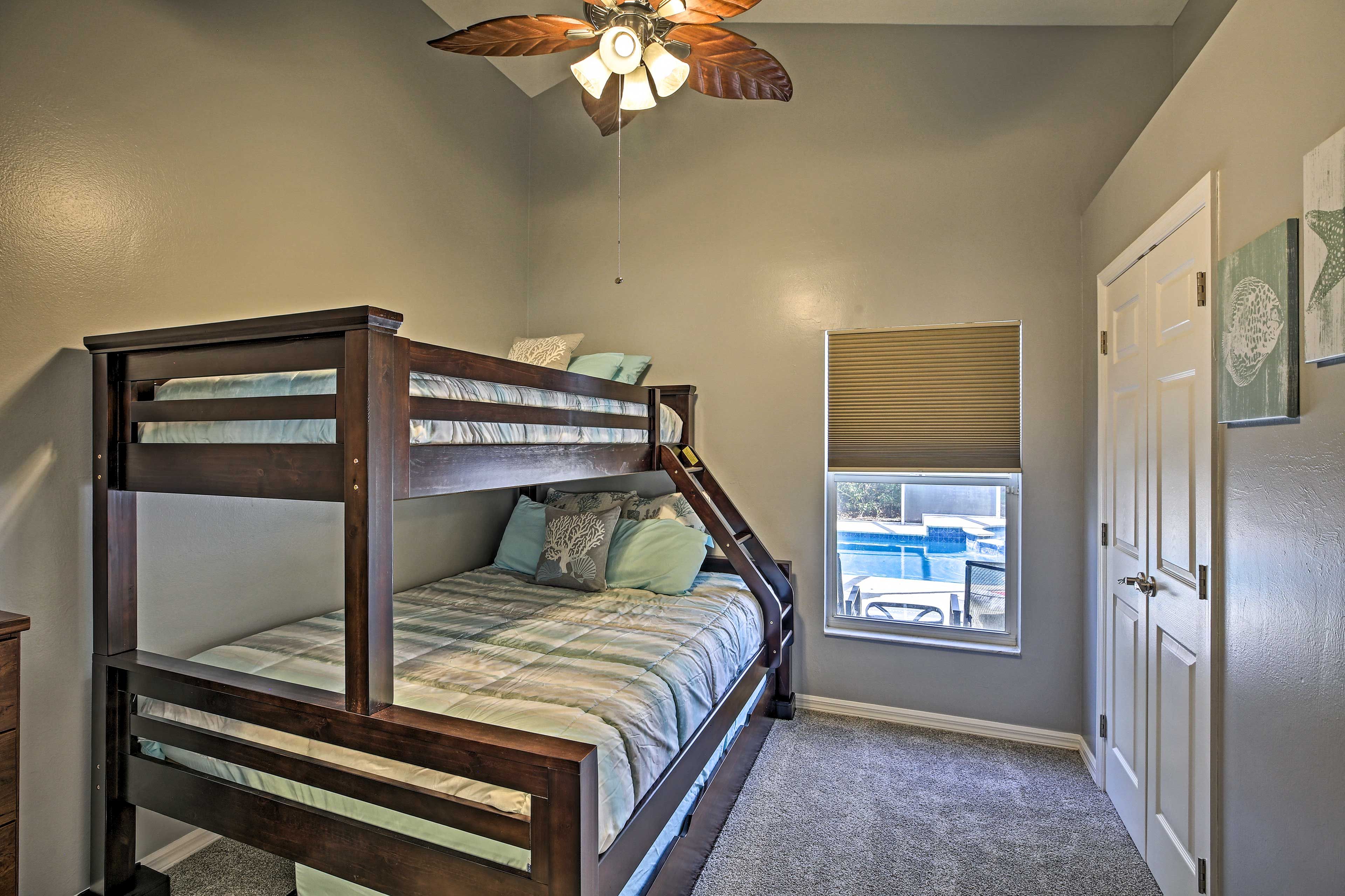 Bedroom 3 | Twin/Queen Bunk Bed w/ Twin Trundle Bed