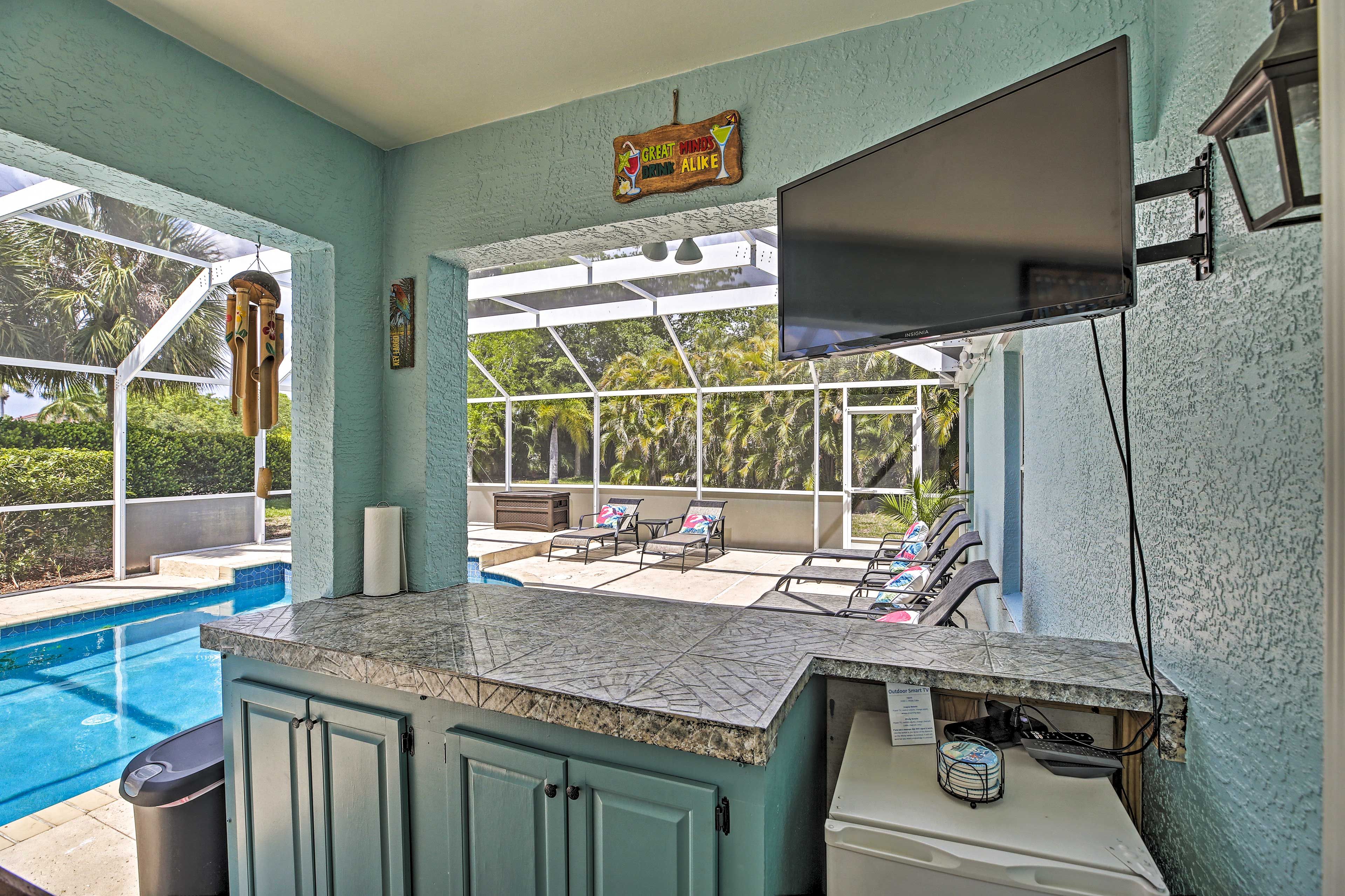 Covered Patio | Smart TV | Mini Fridge