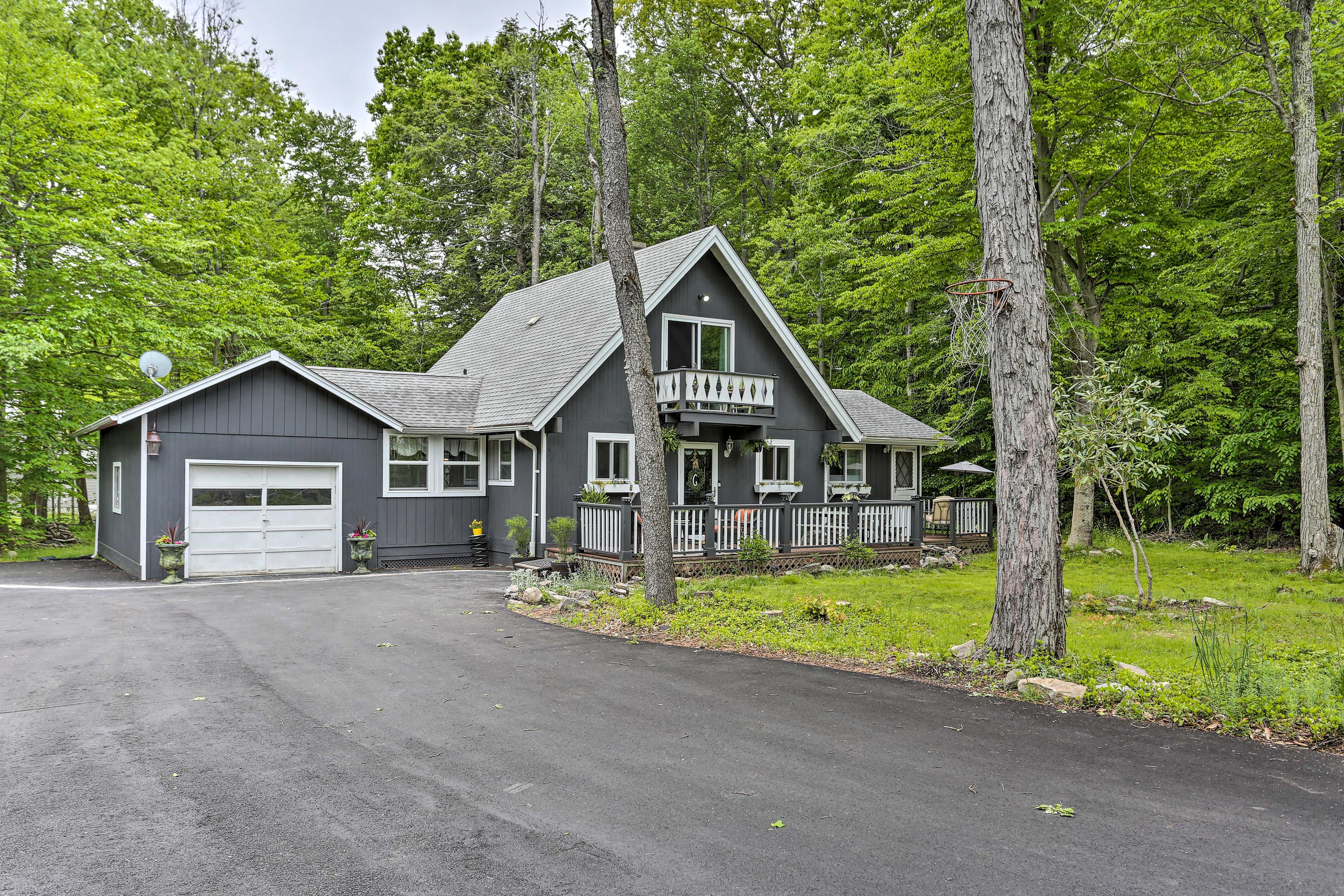 Parking | Driveway (8 Vehicles) | Free Street Parking | RV Parking Available