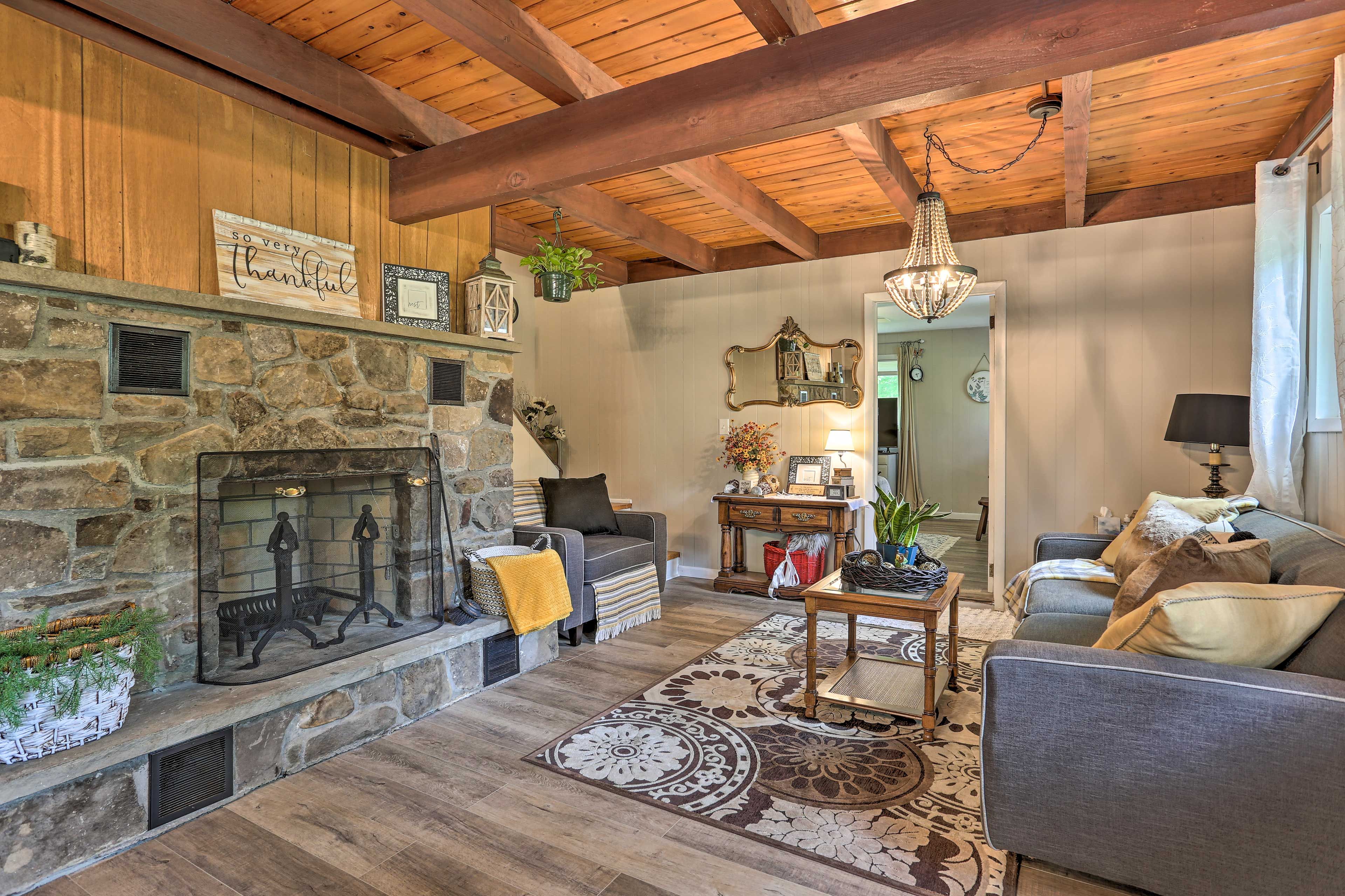 Living Room | Free WiFi | Wood-Burning Fireplace | Electric Heating