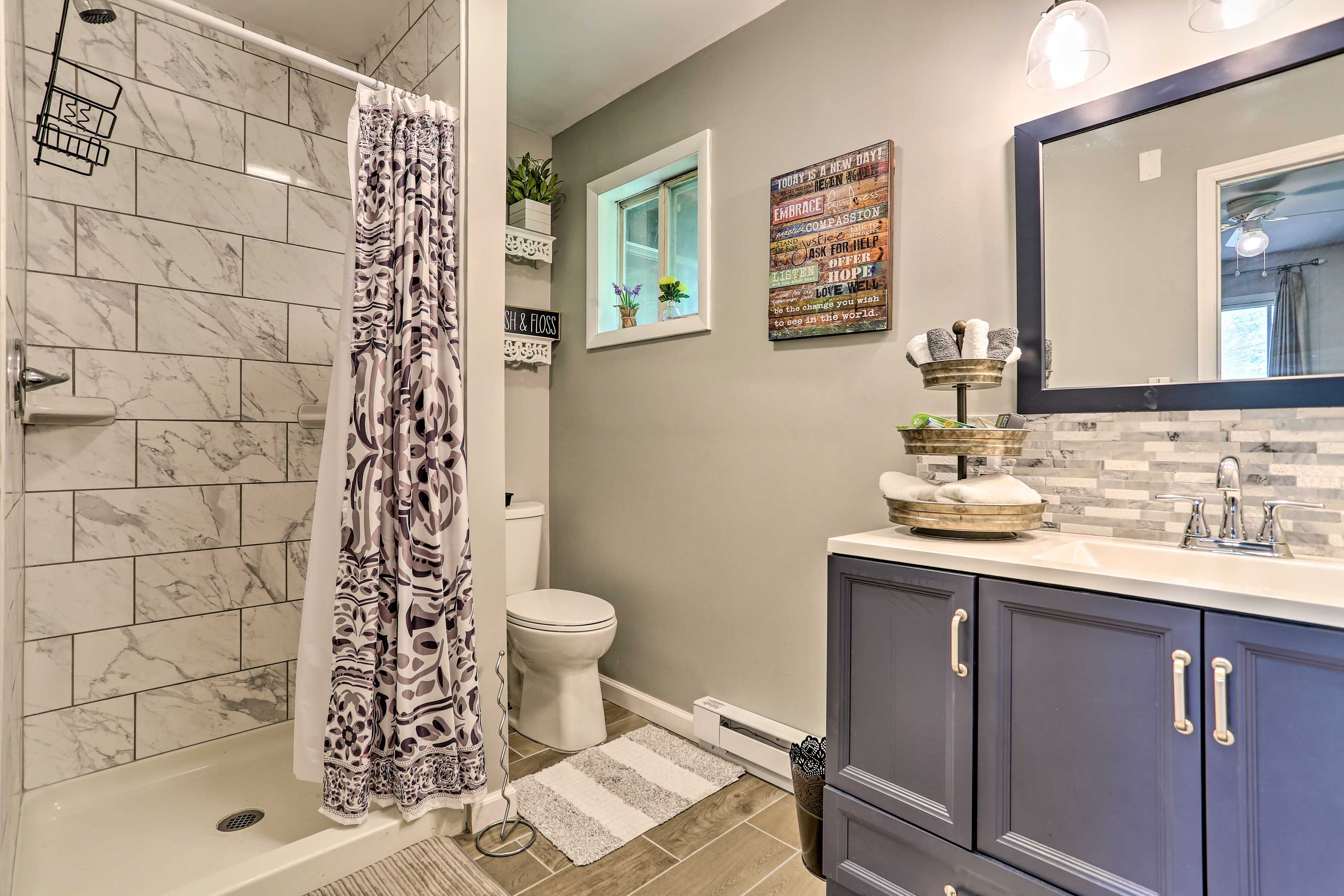 Full Bathroom | Complimentary Toiletries | Towels Provided