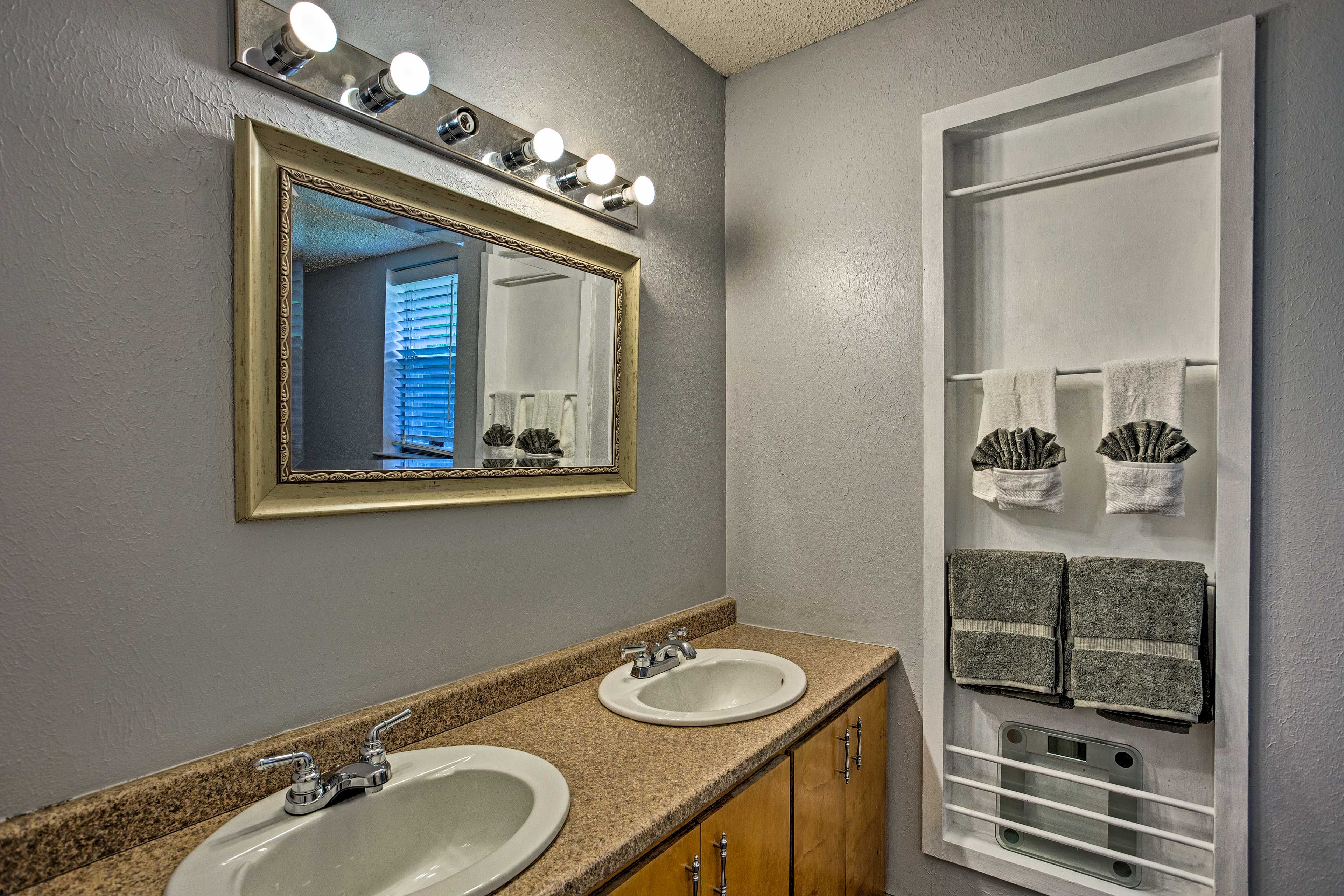 Full Bathroom | Towels Provided | Shower/Tub Combo