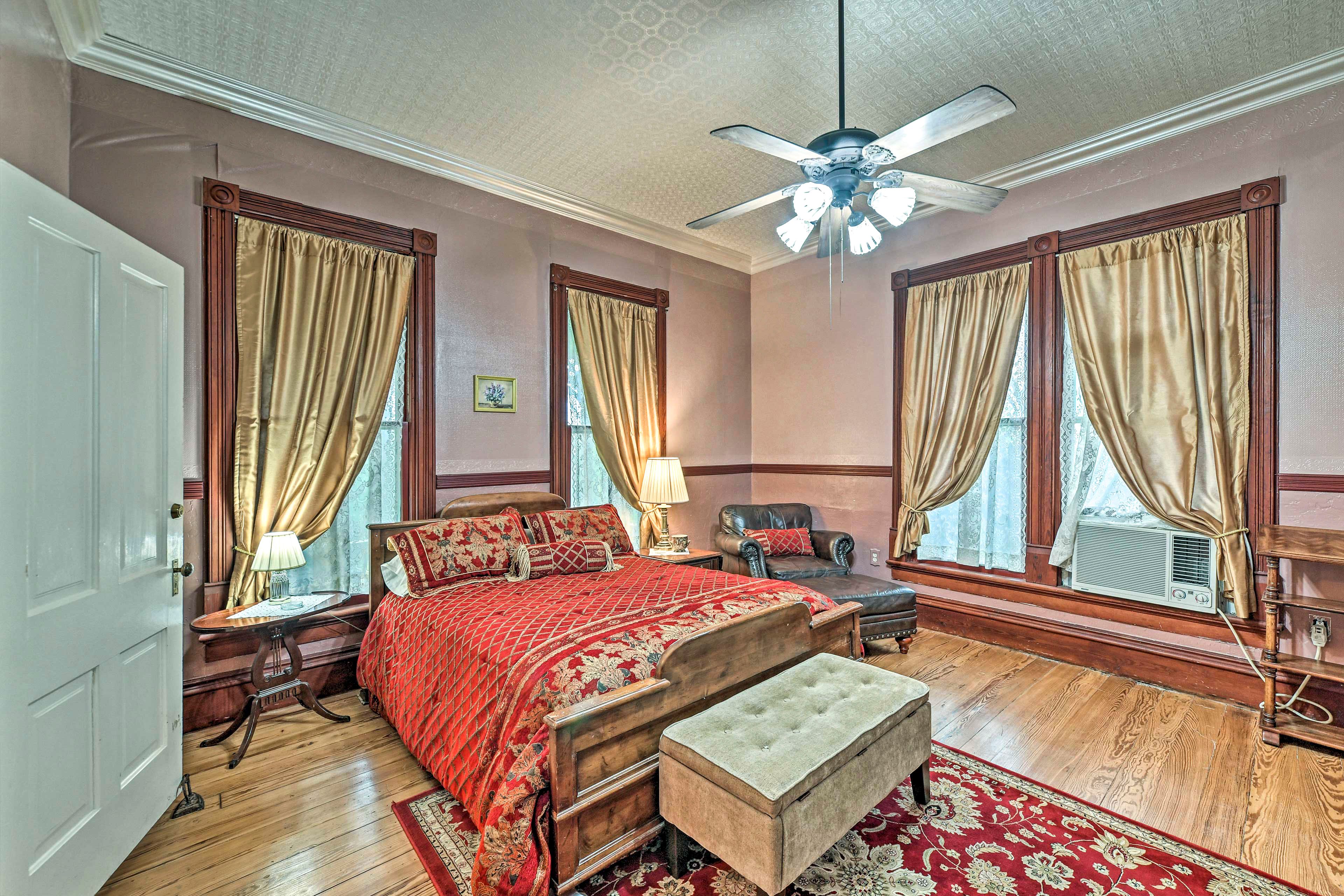 Bedroom 1 | Queen Bed