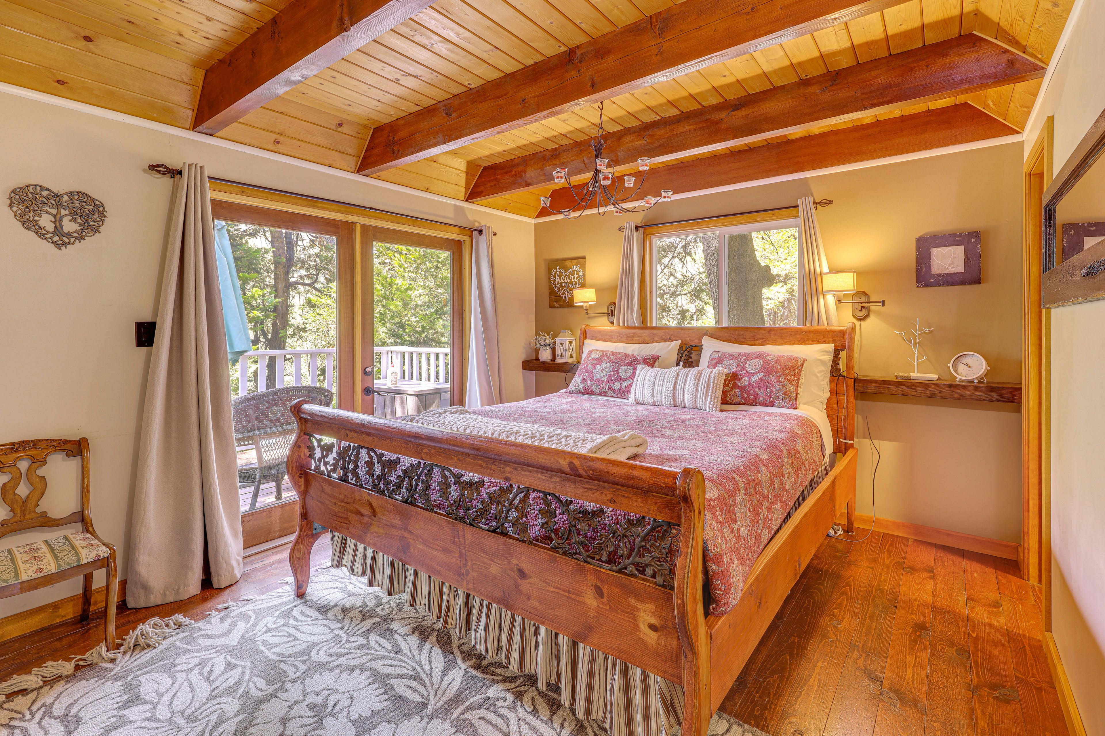 Bedroom 1 | Main Floor | King Bed | Linens Provided