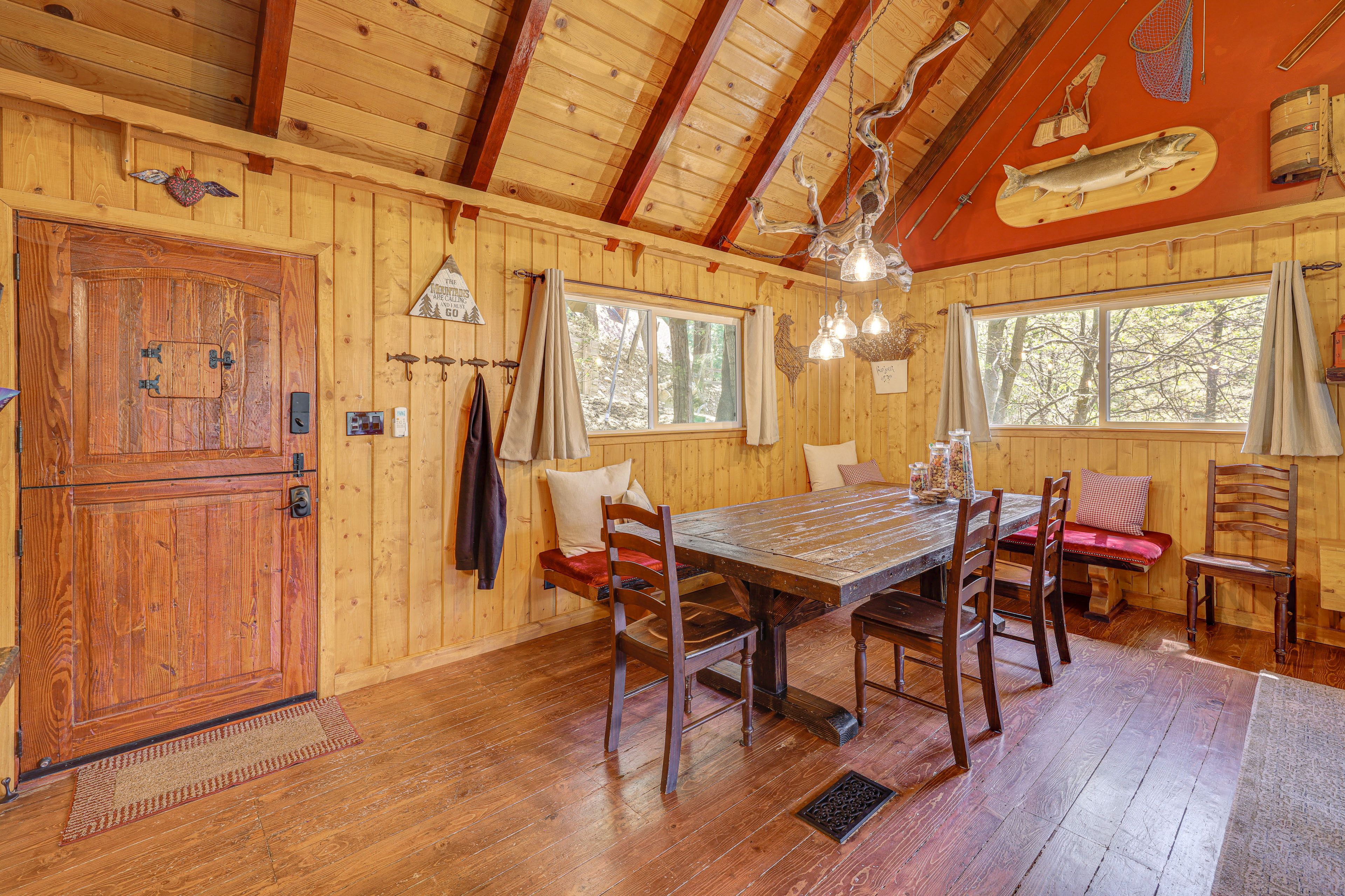 Dining Nook | Main Floor