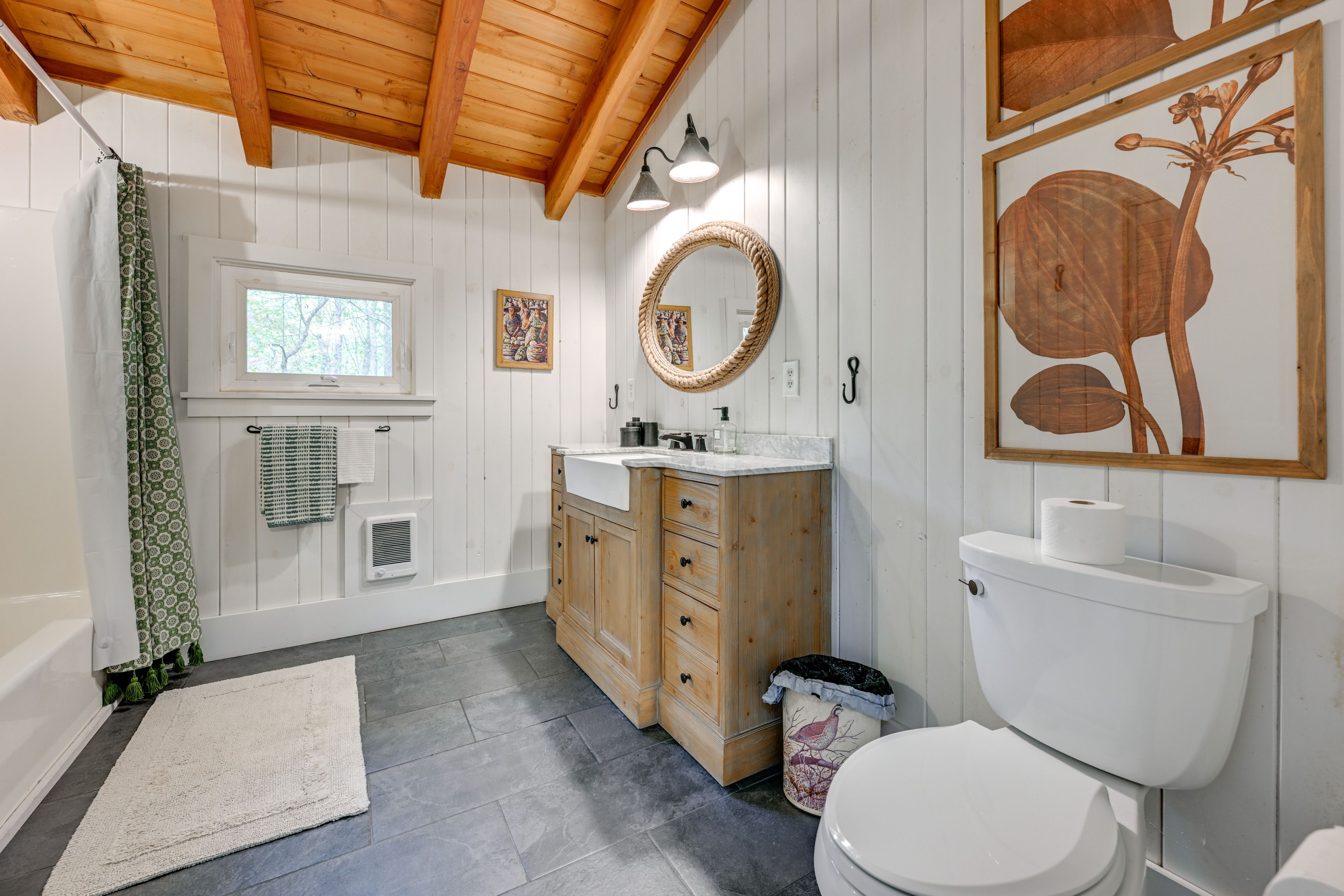 Full Bathroom | 2nd Floor | Shower/Tub Combo