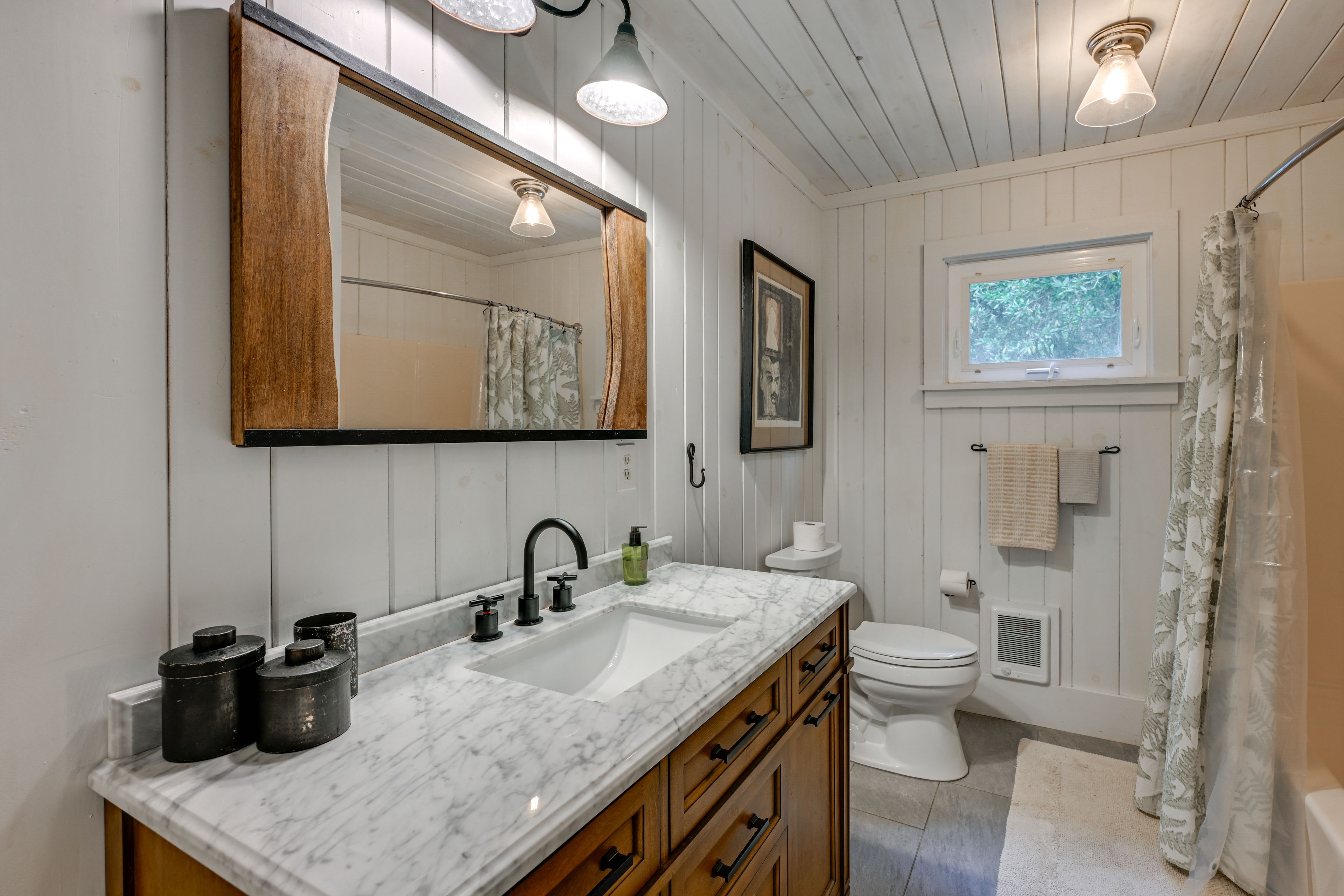 Full Bathroom | Shower/Tub Combo | Towels Provided