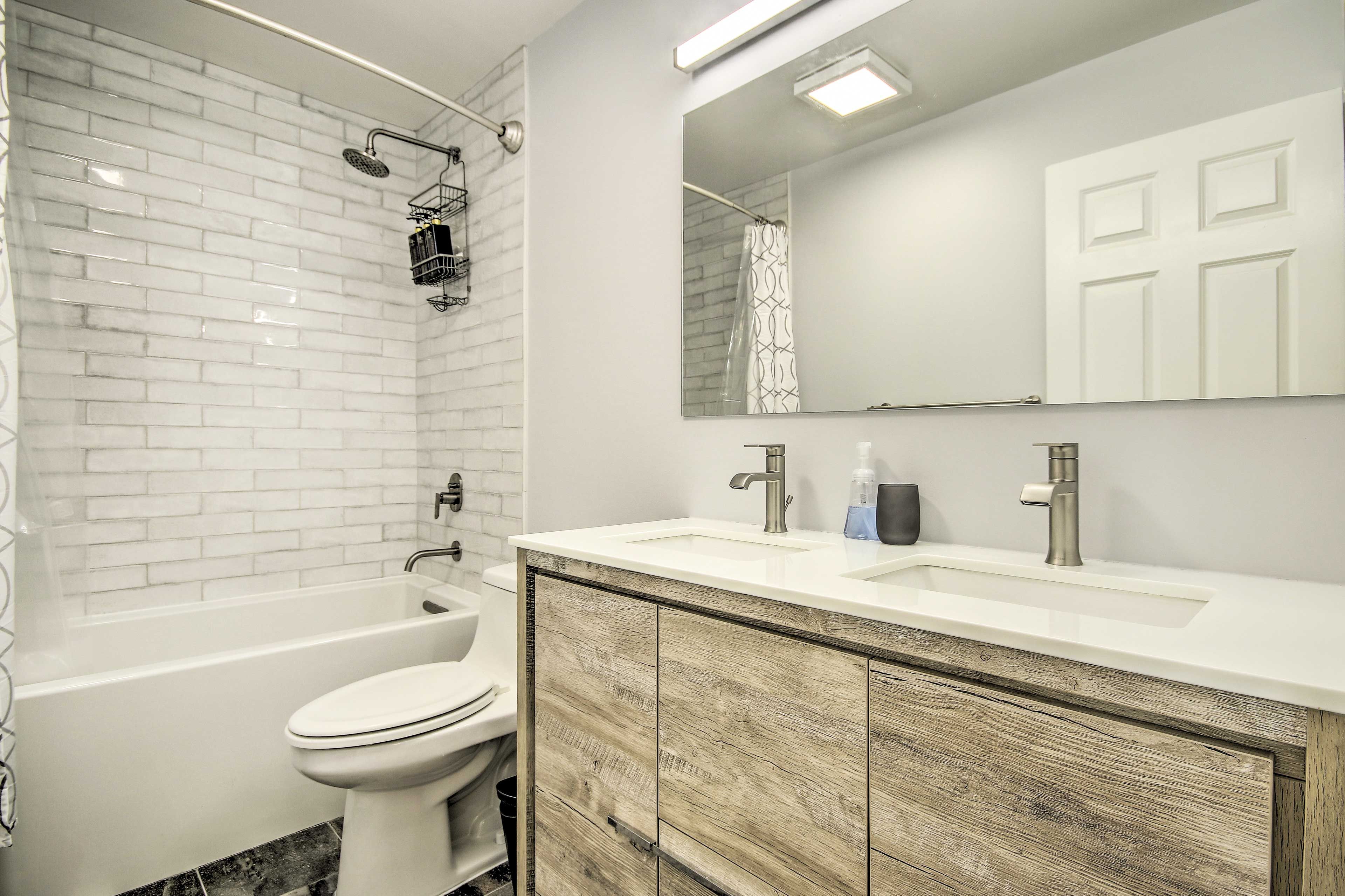 Full Bathroom | Complimentary Toiletries