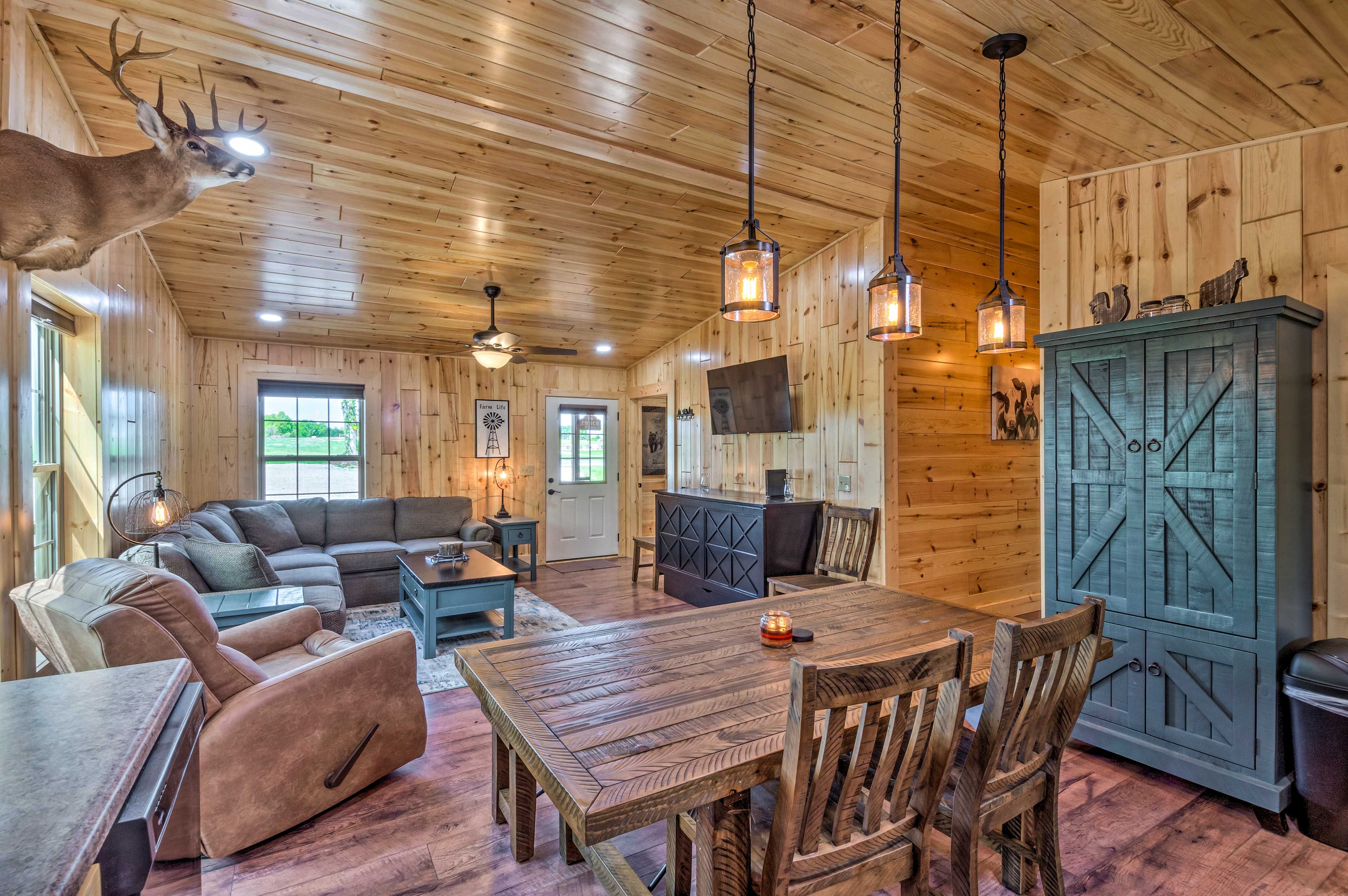 Dining Area | Dishware & Flatware Provided