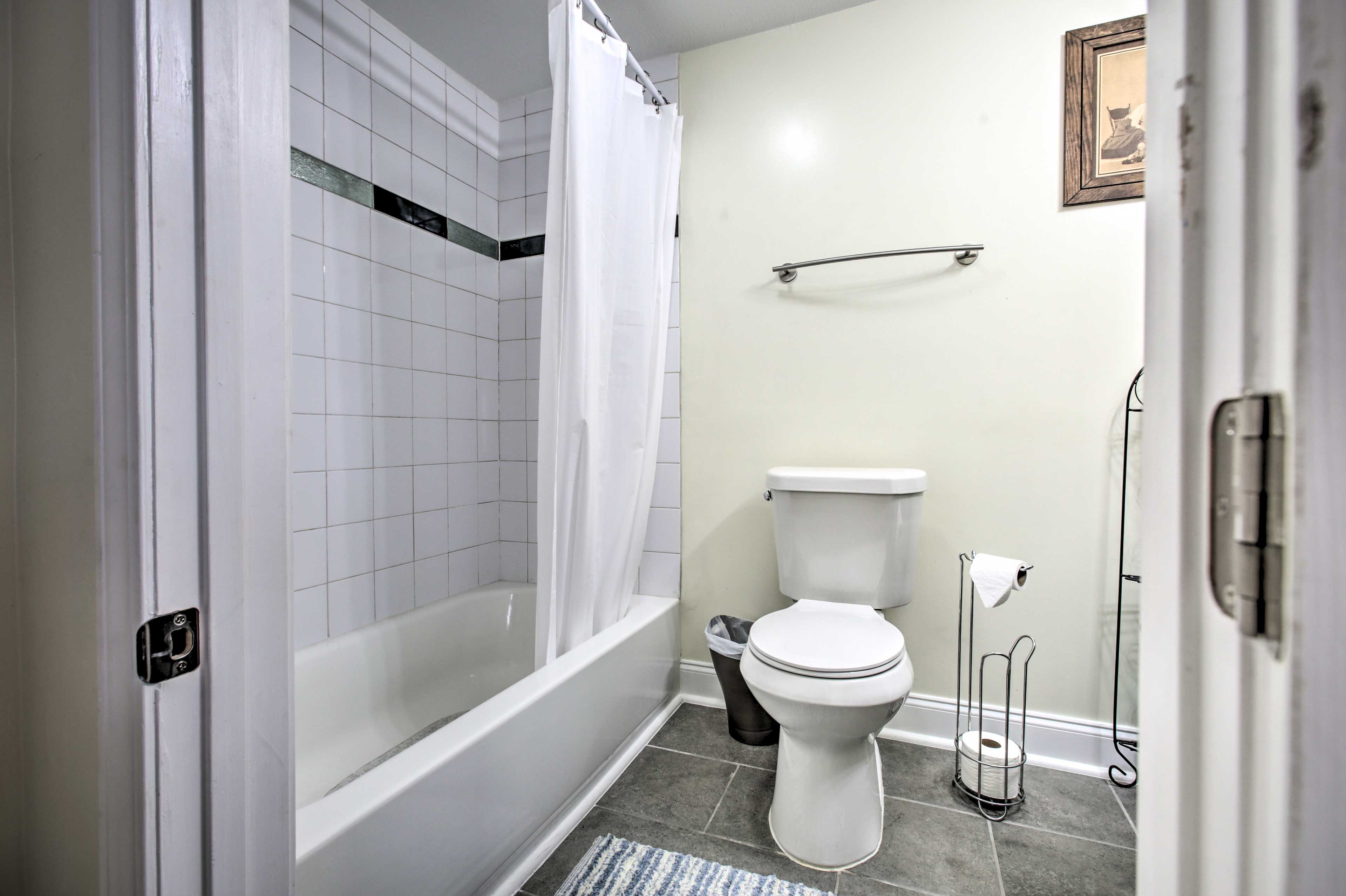 Full Bathroom | Towels Provided | Complimentary Toiletries