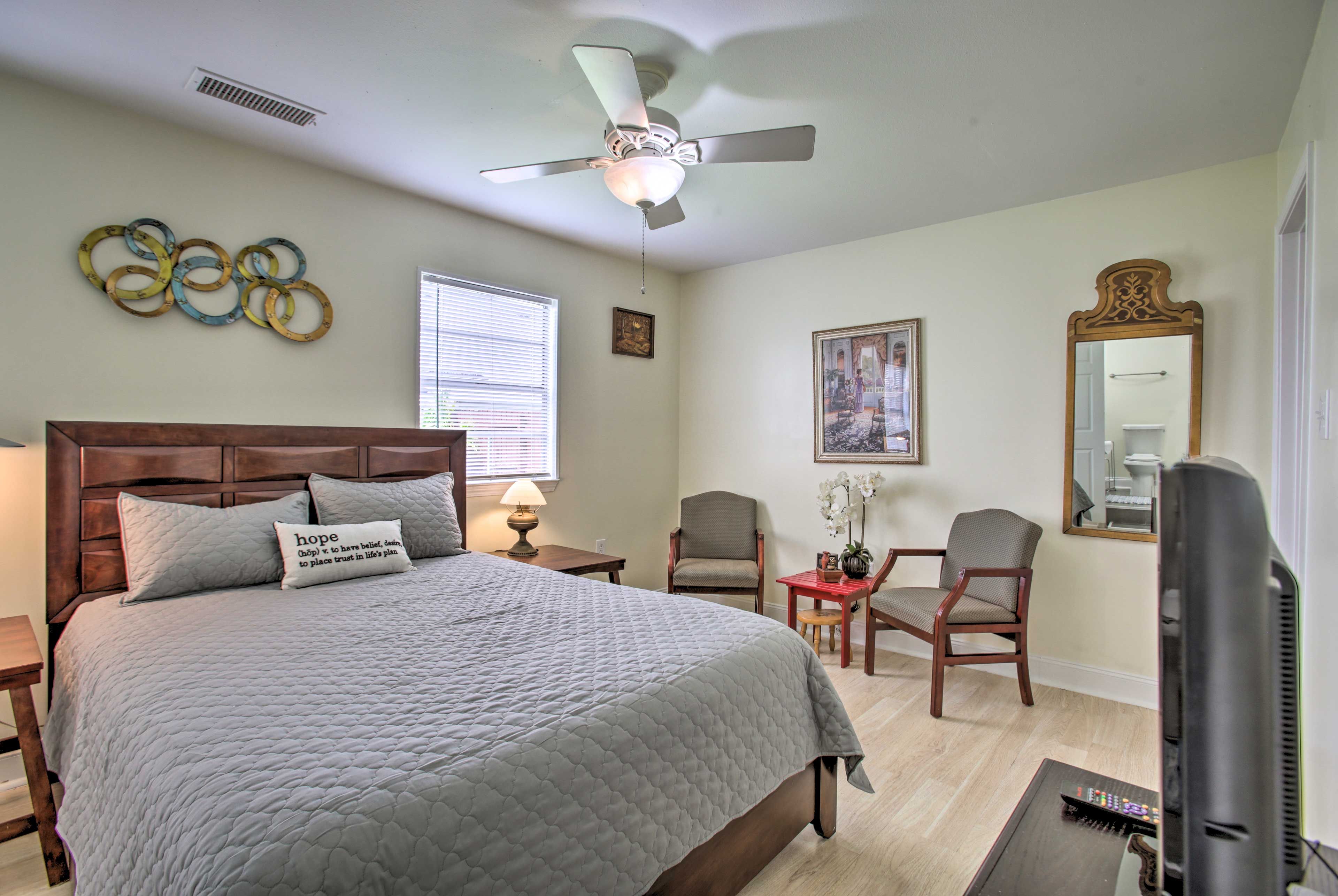Bedroom | Queen Bed | Linens Provided | Central A/C & Heat