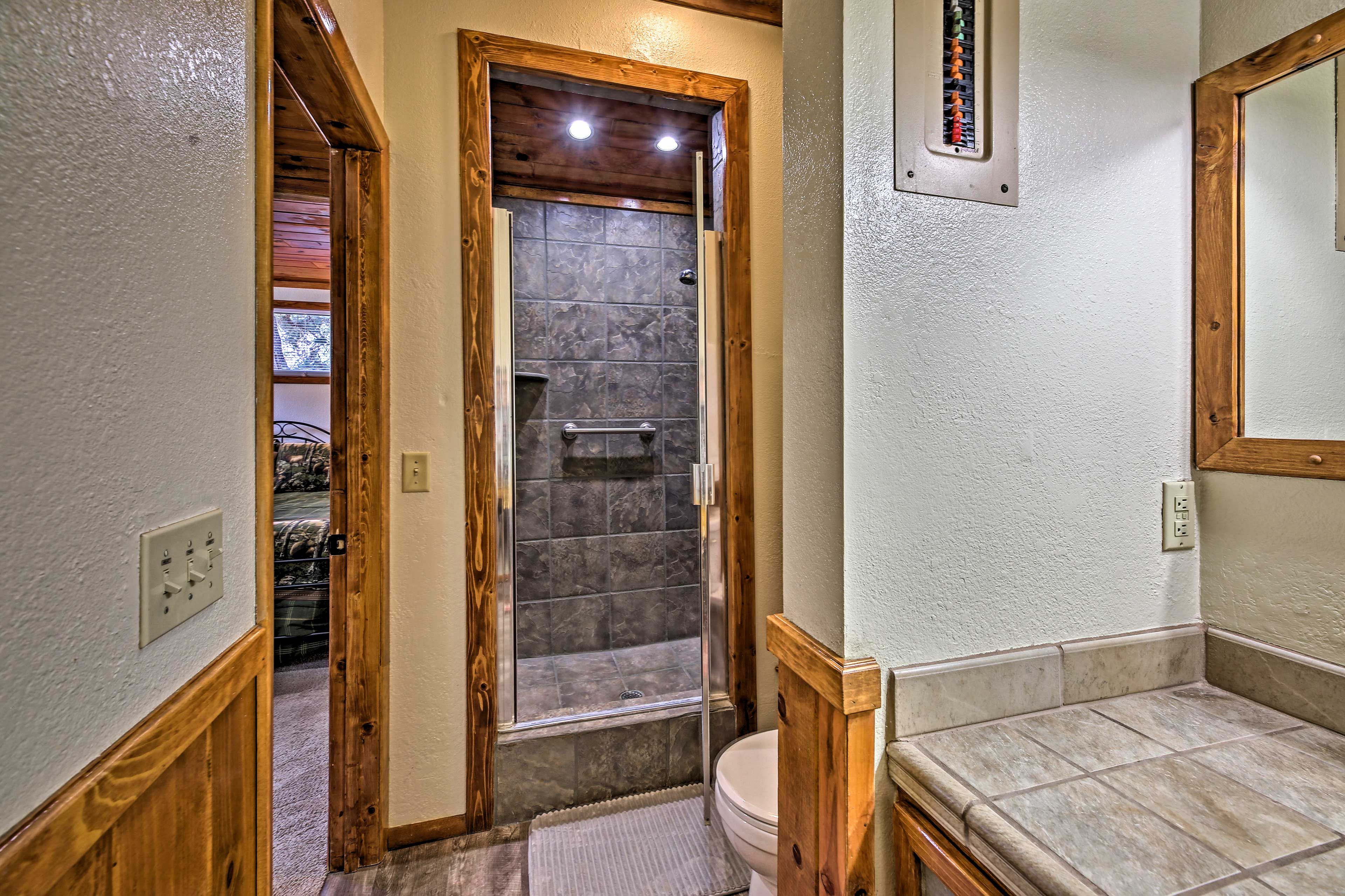 Full Bathroom | Towels Provided | Complimentary Toiletries