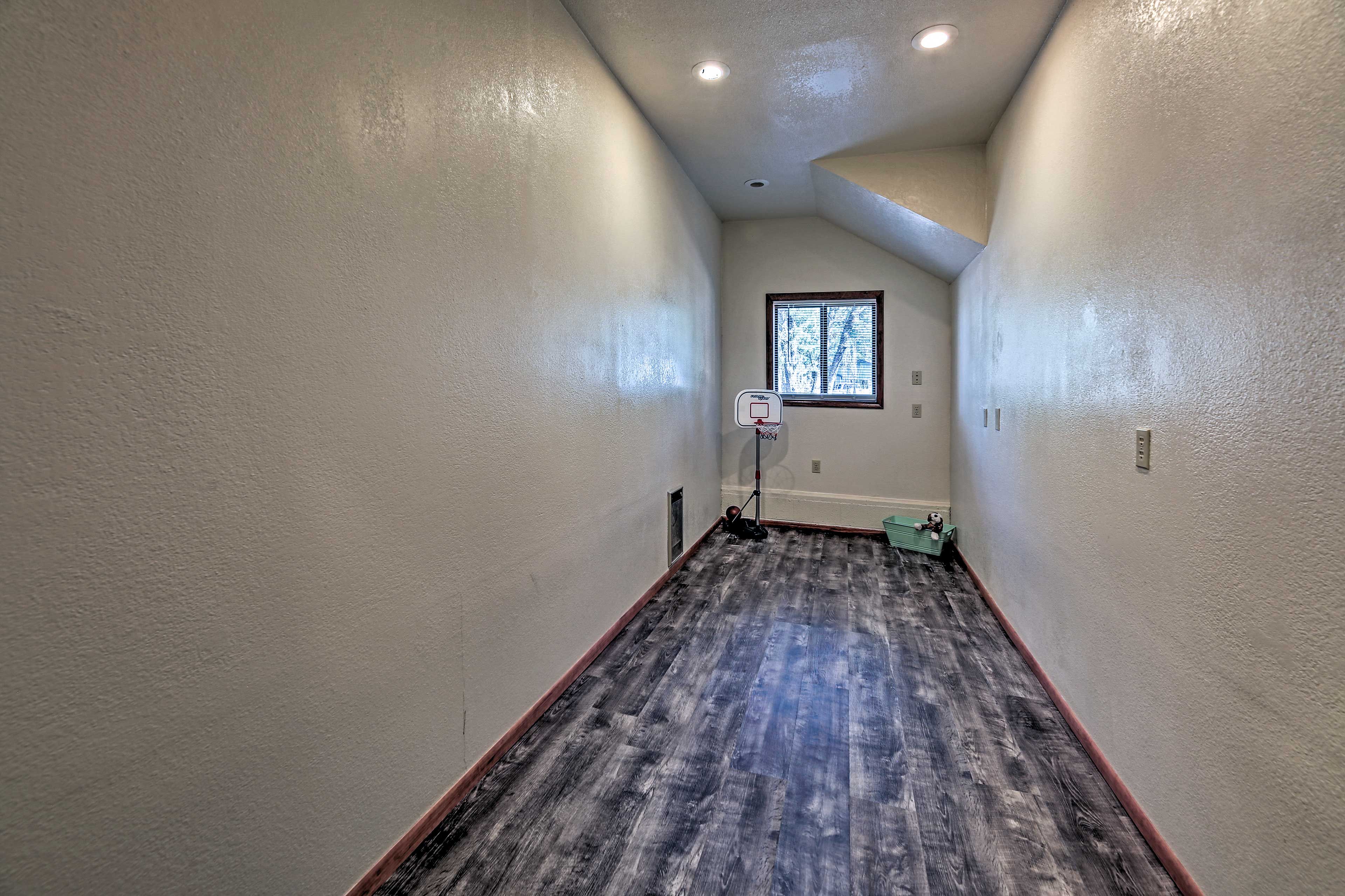 Bonus Room | Mini Basketball Hoop