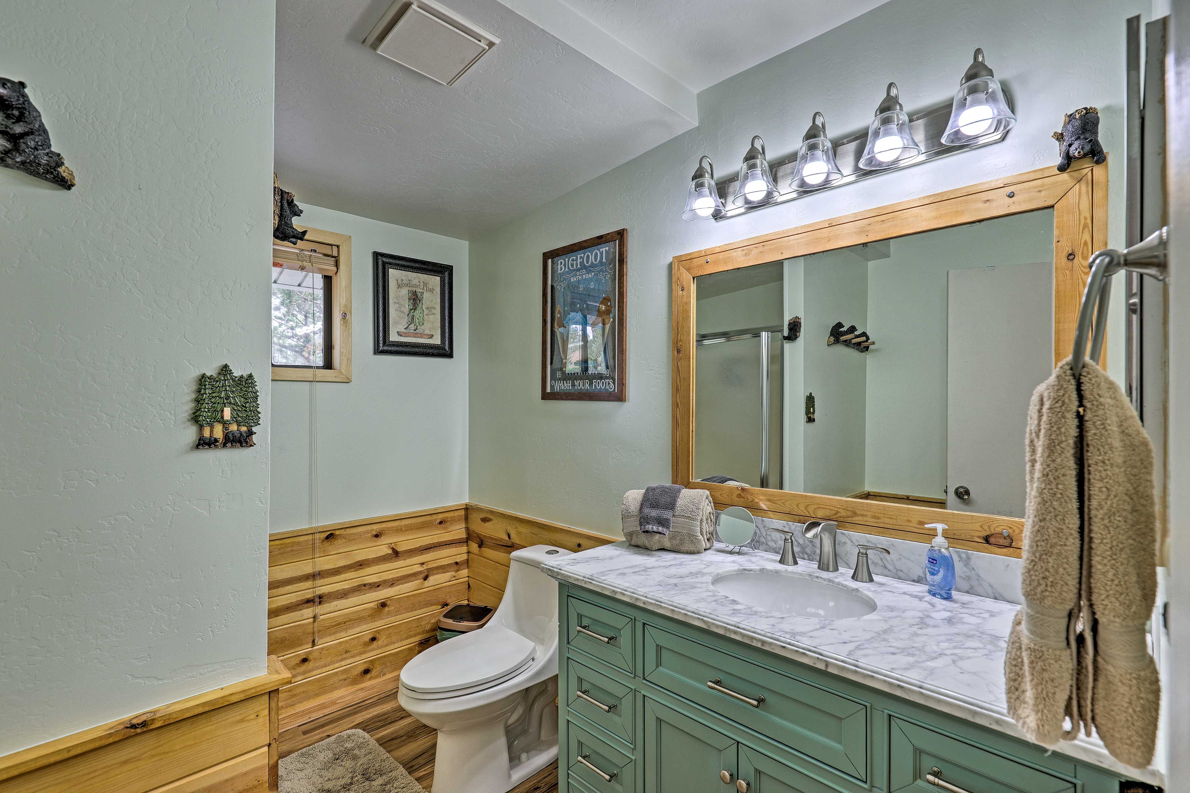 Full Bathroom | Towels Provided