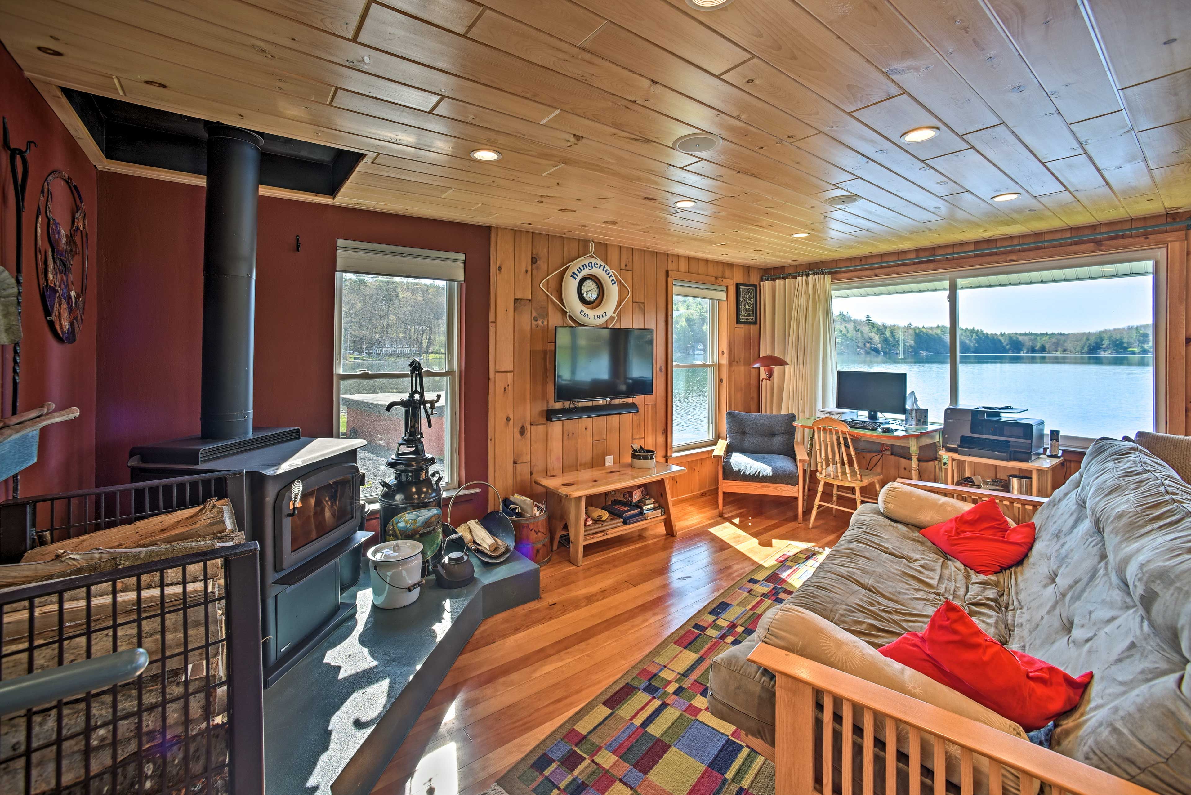 Living Room | 1st Floor | Free WiFi | Smart TV | Wood-Burning Stove