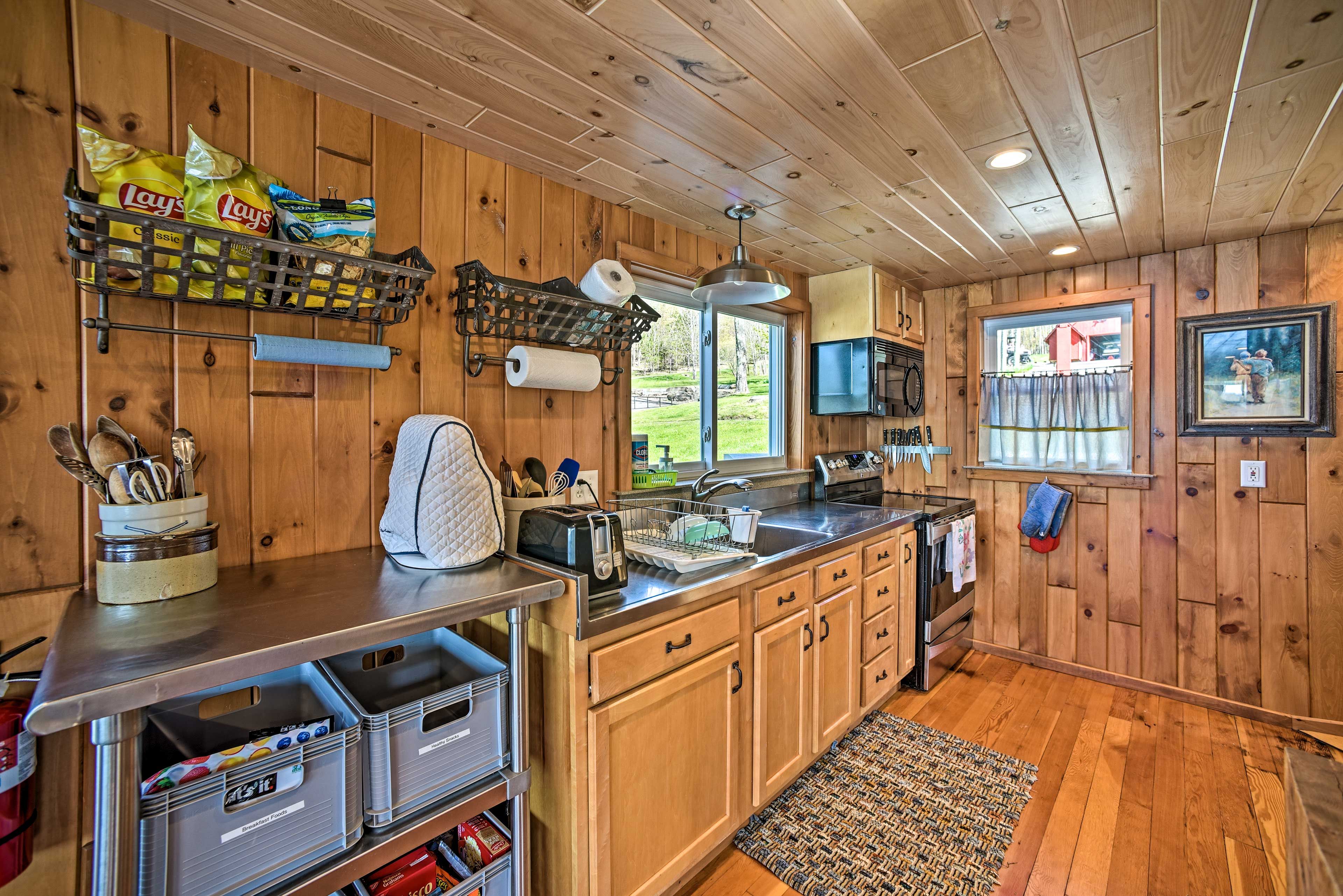 Kitchen | Well-Equipped | Toaster | Keurig | Spices