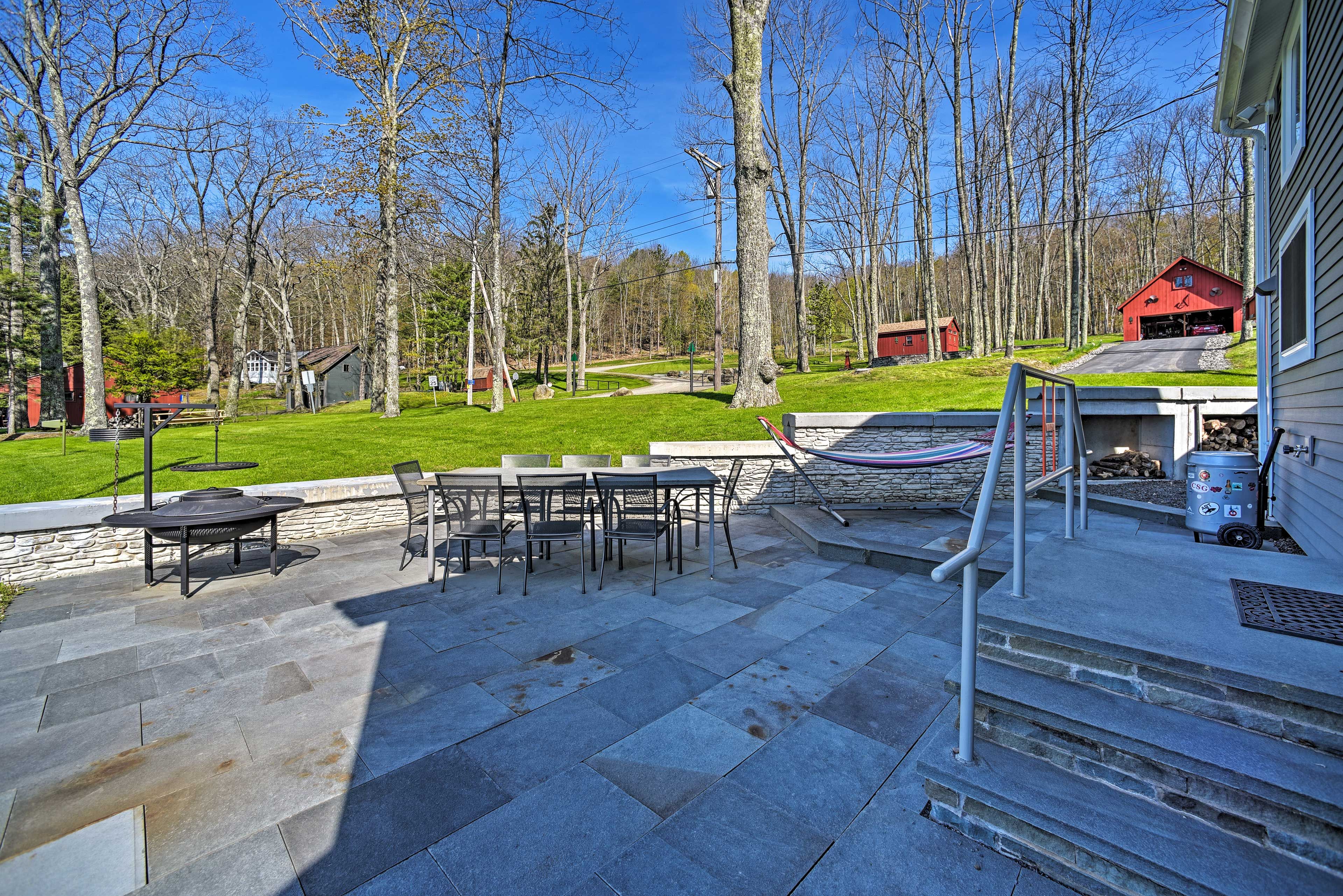 Porch | Fire Pit | Wood Provided | Gas Grill