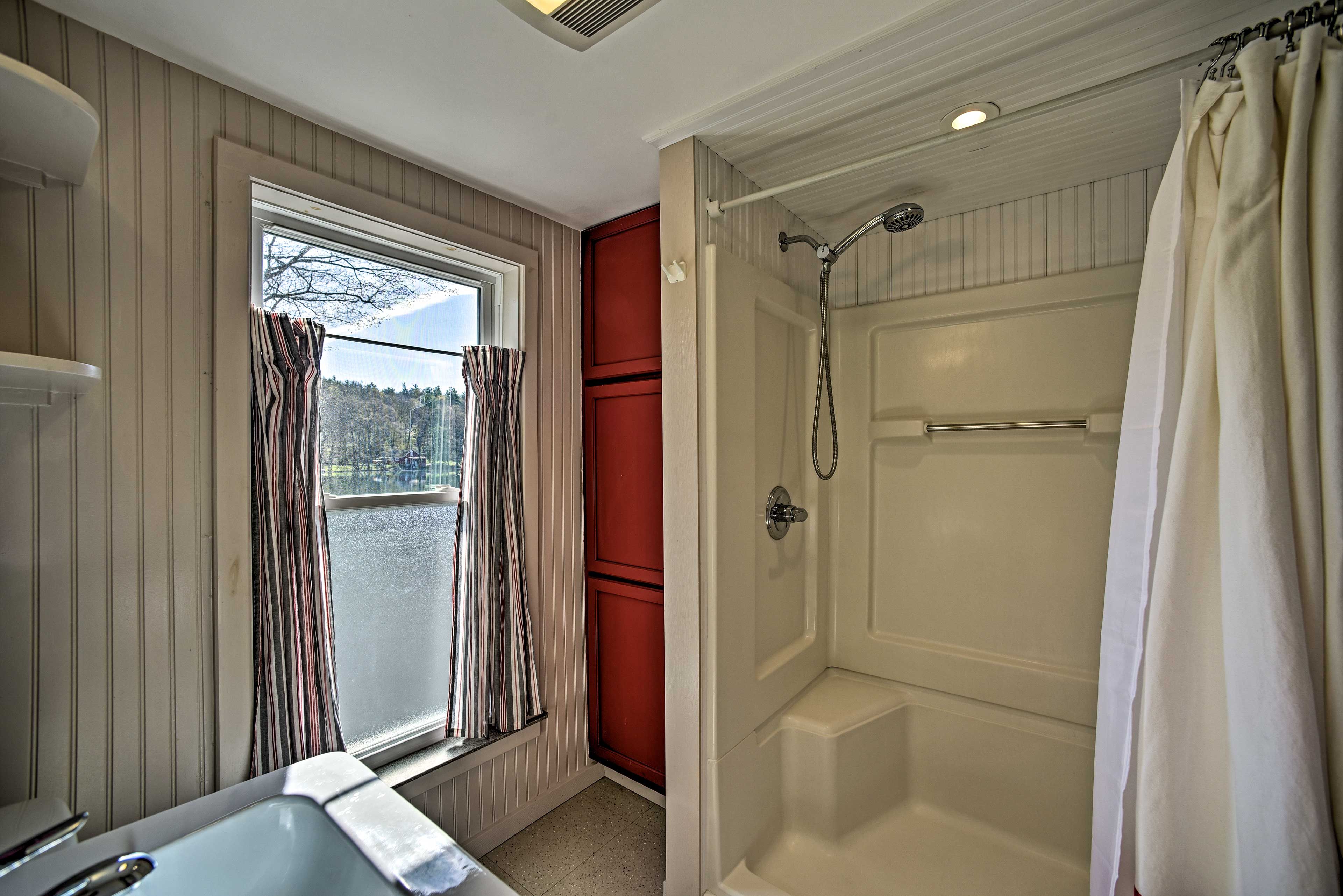 Full Bathroom | Complimentary Toiletries