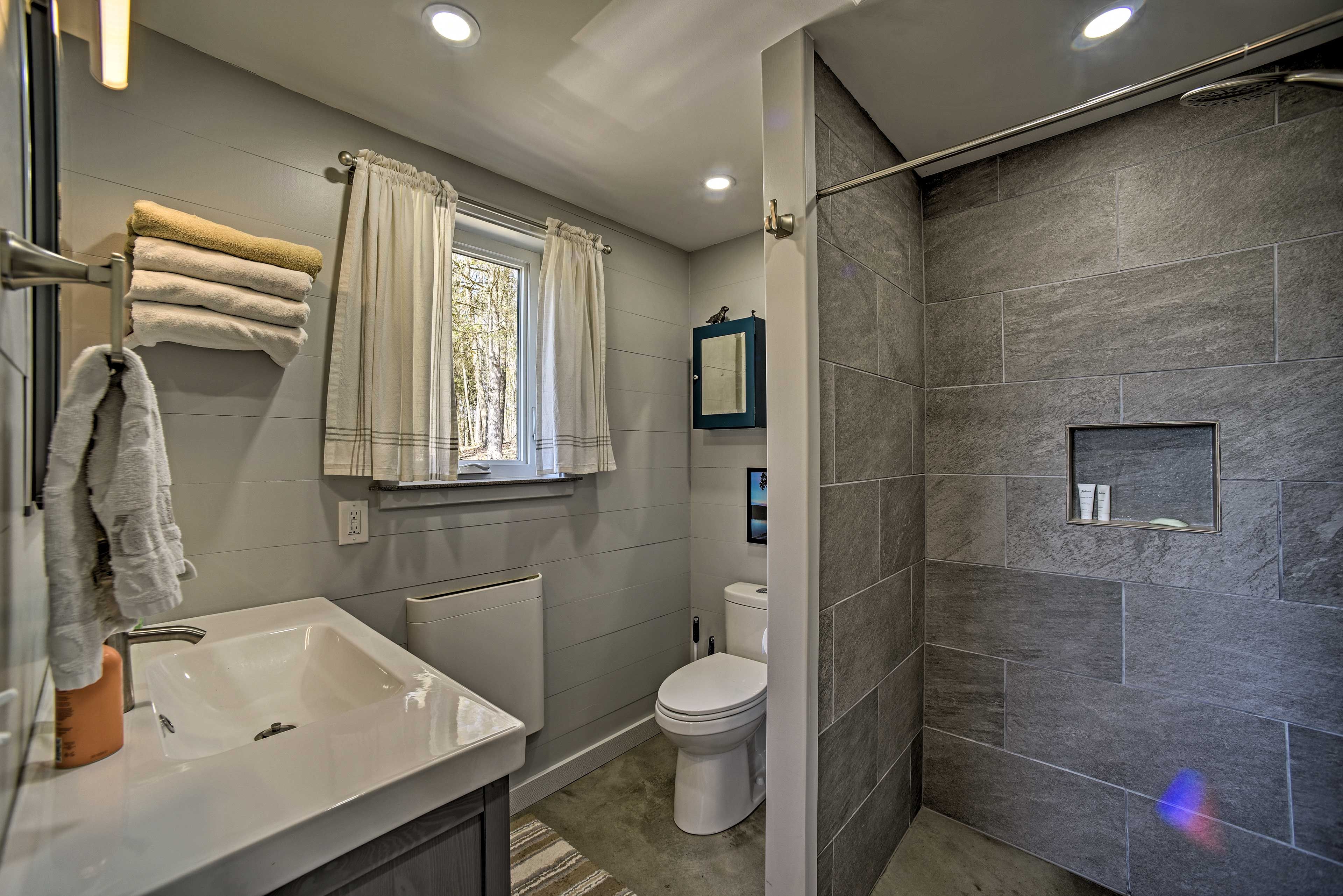Full Bathroom | Complimentary Toiletries | Towels Provided