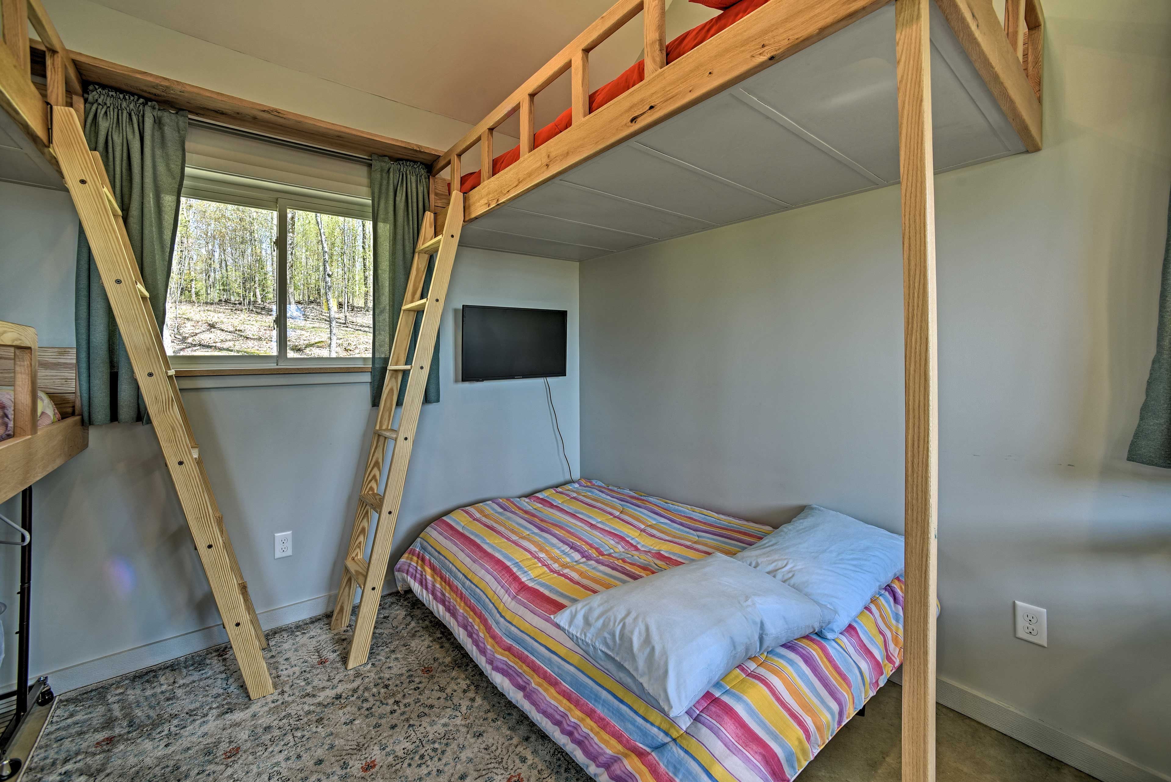 Studio | Twin Bed | 2 Lofted Twin Beds | Futon | Smart TV | Linens Provided