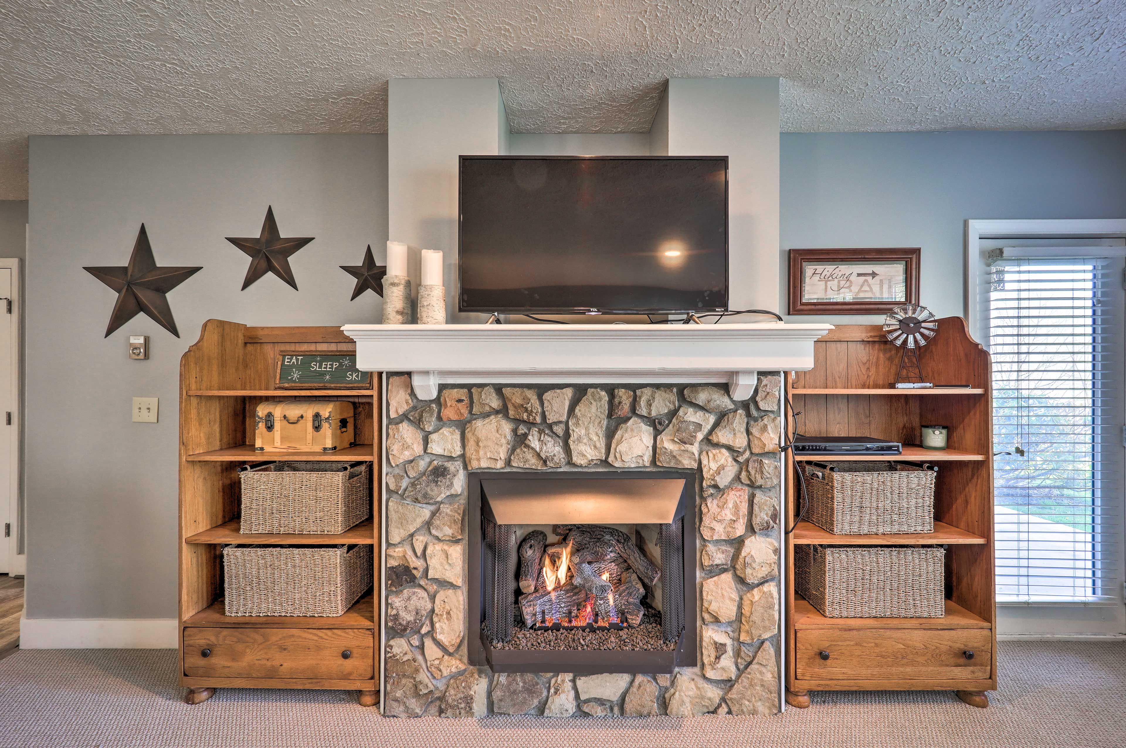 Living Room | Smart TV w/ Cable | Gas Fireplace