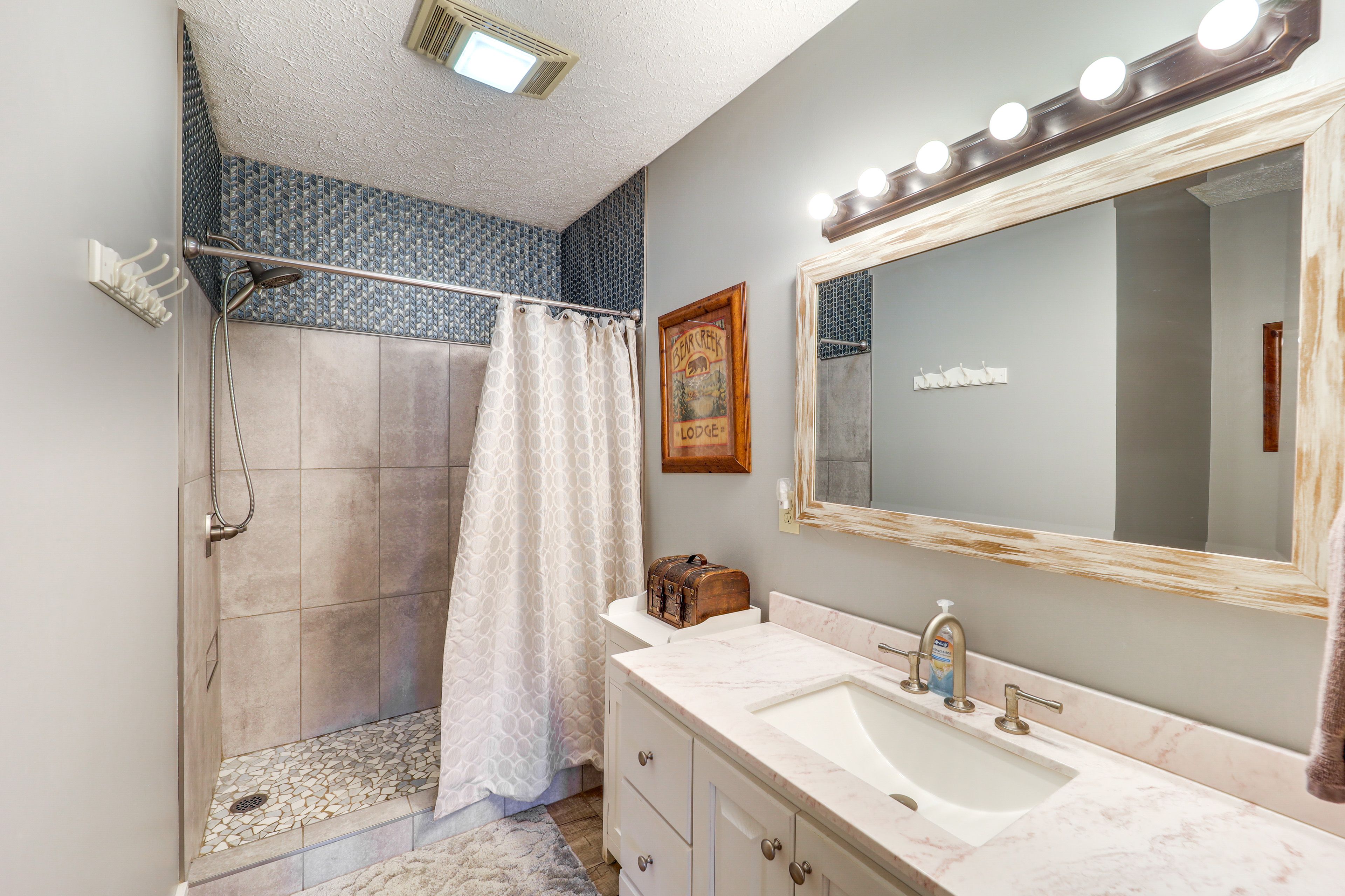 Full Bathroom | Towels Provided