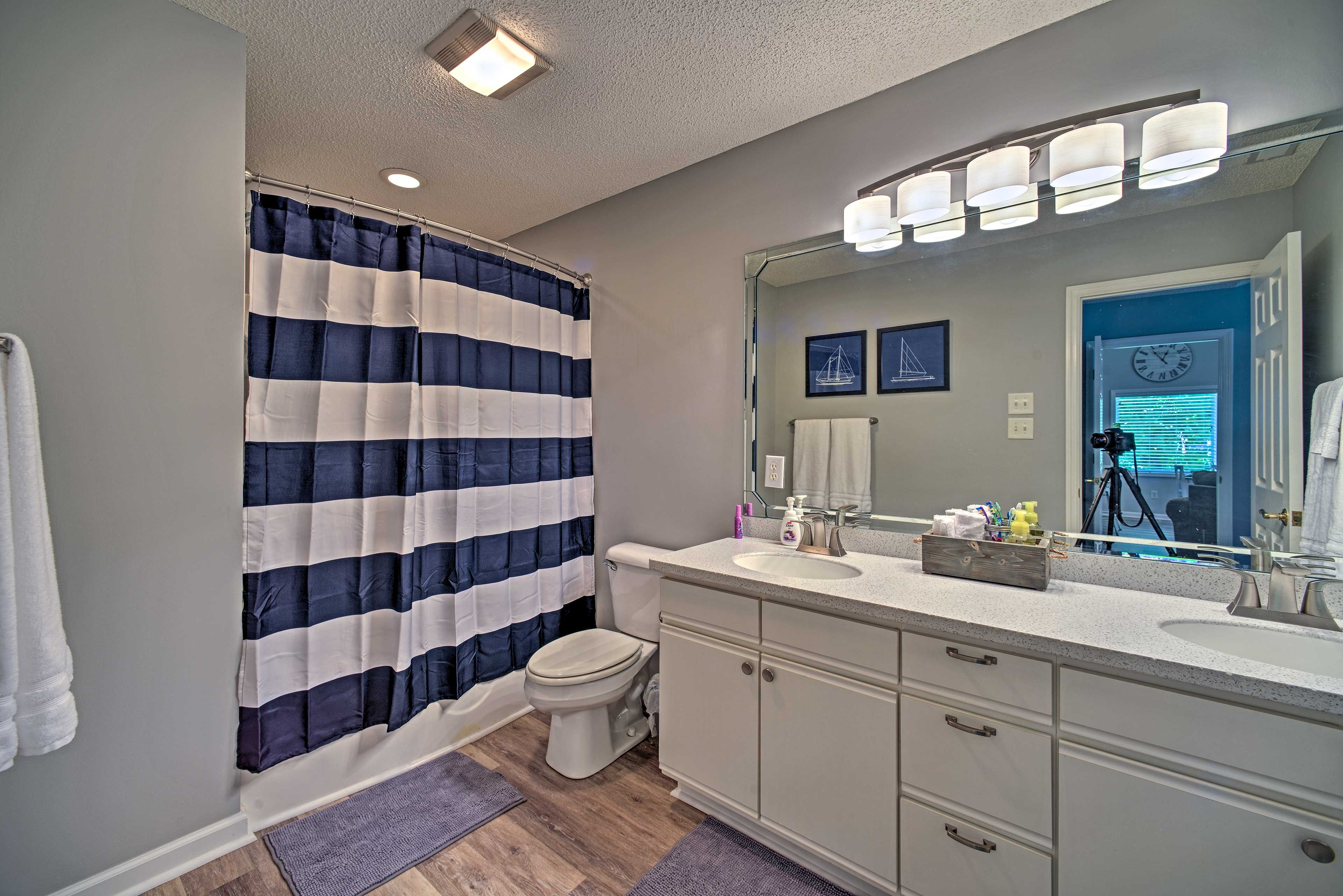 Full Bathroom | Towels Provided