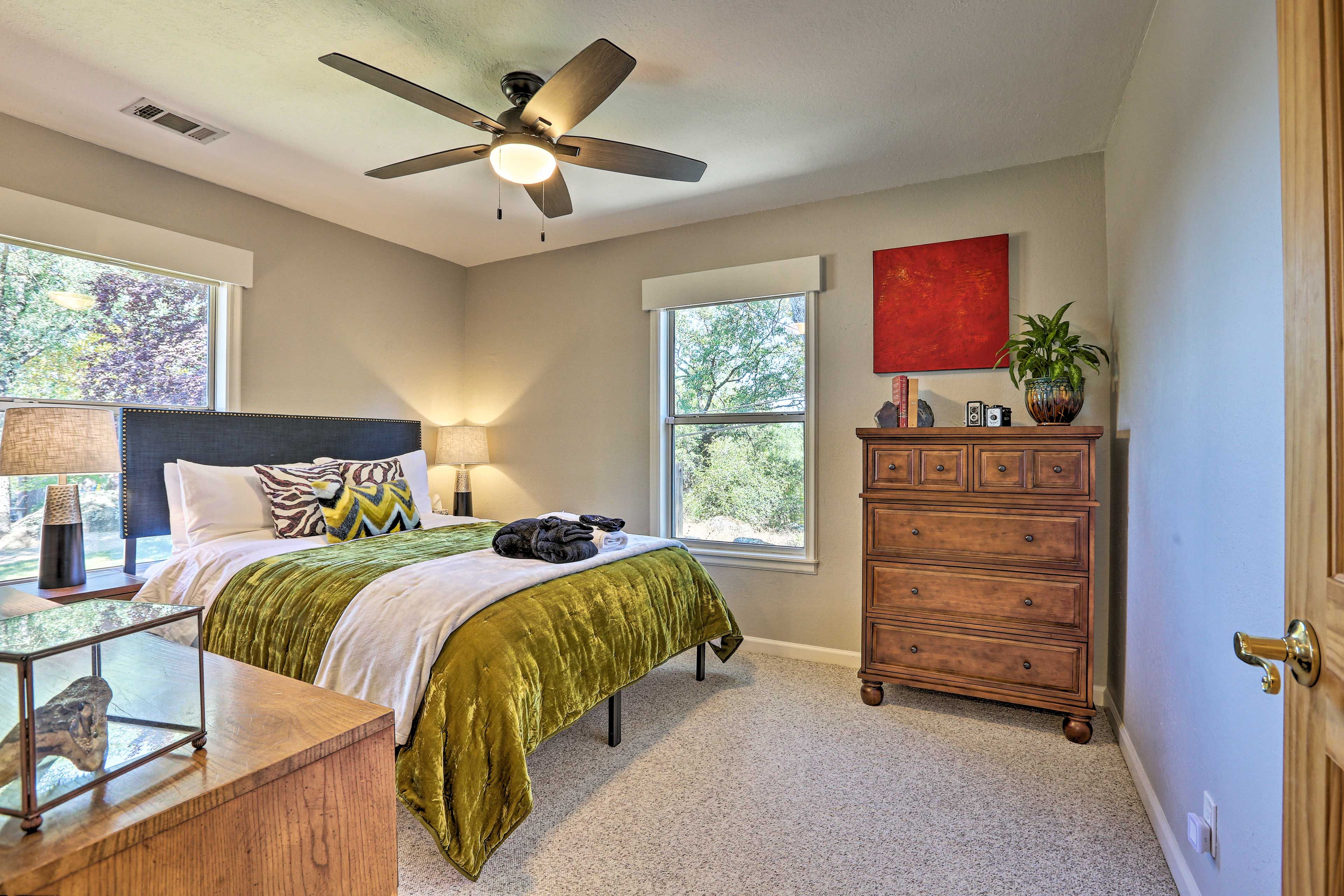 Bedroom 2 | Queen Bed