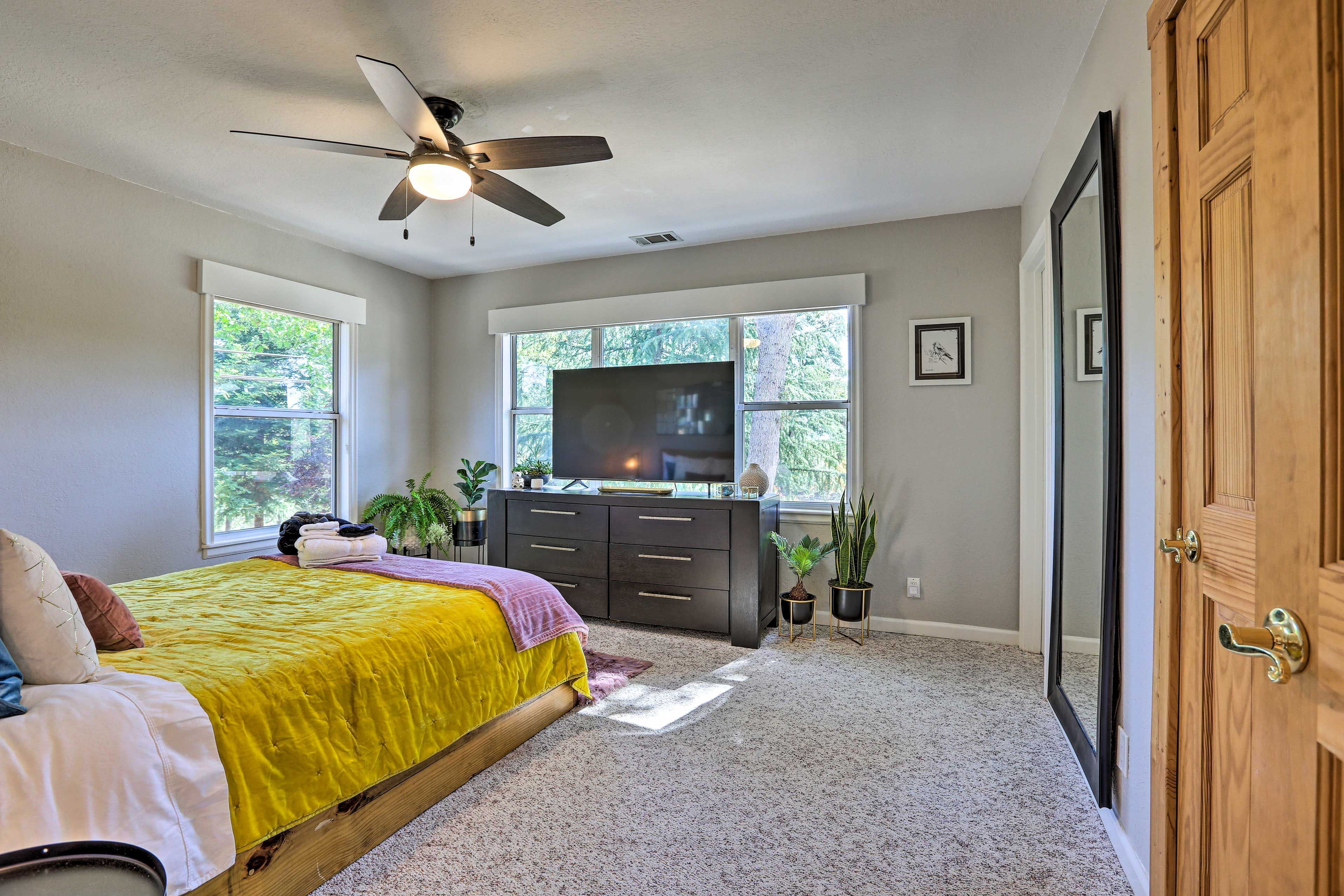 Bedroom 3 | Queen Bed | Smart TV