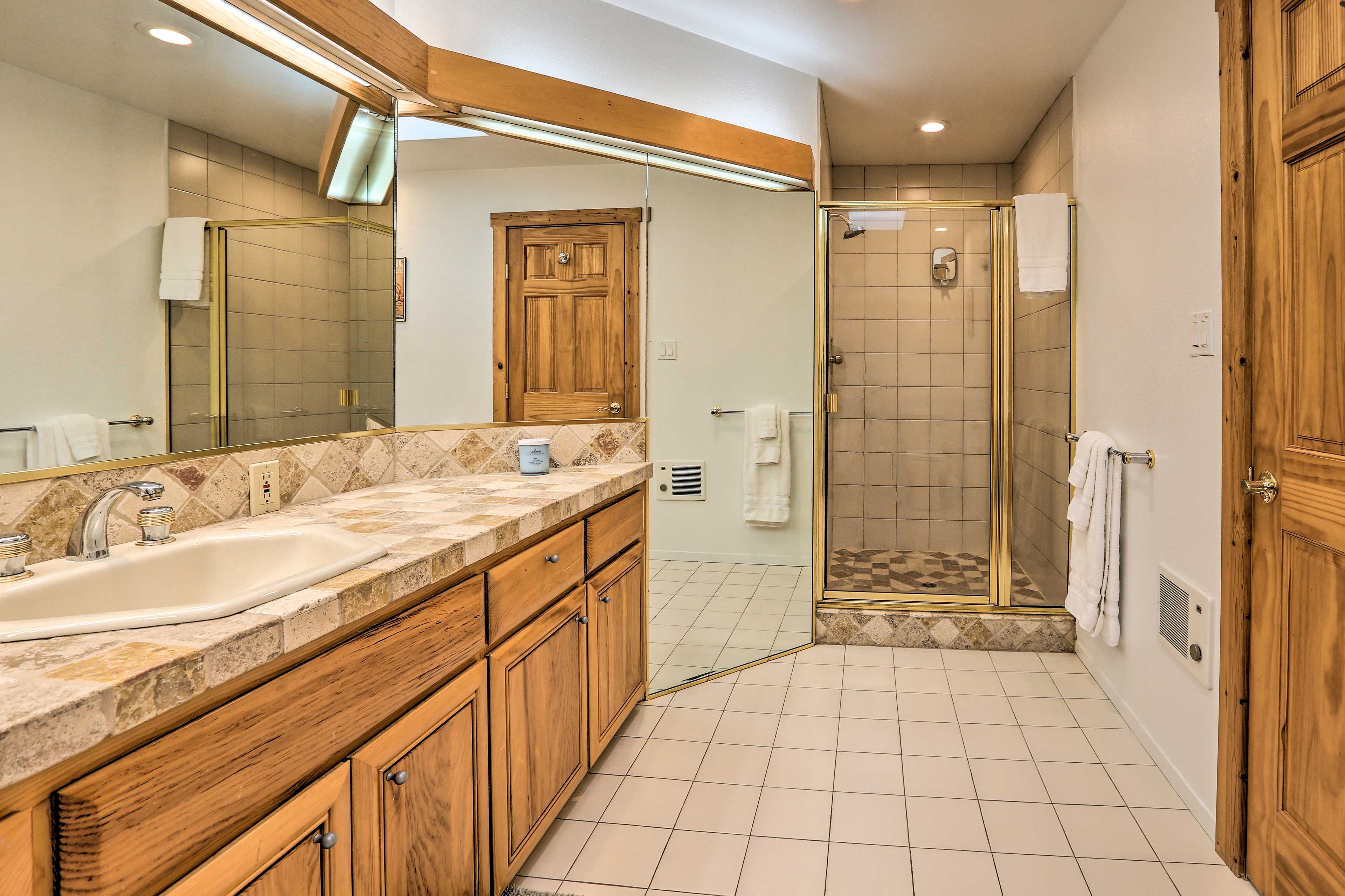 Full Bathroom | Towels Provided | Complimentary Toiletries