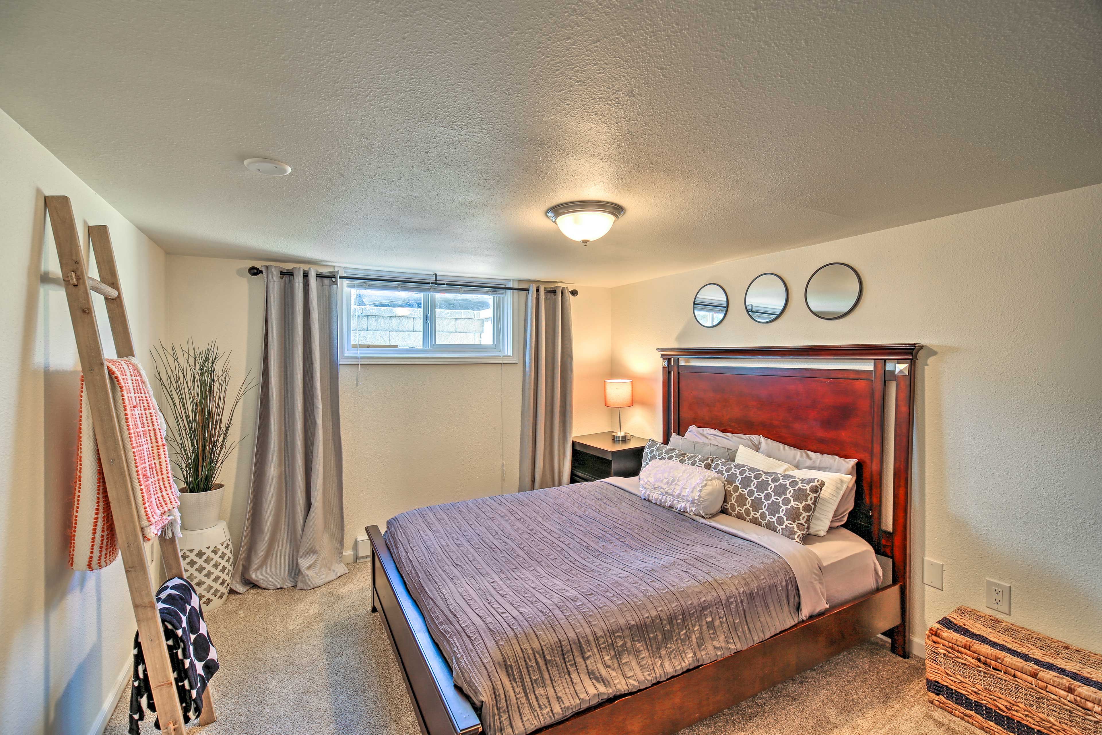 Bedroom 1 | Queen Bed | 1st Floor