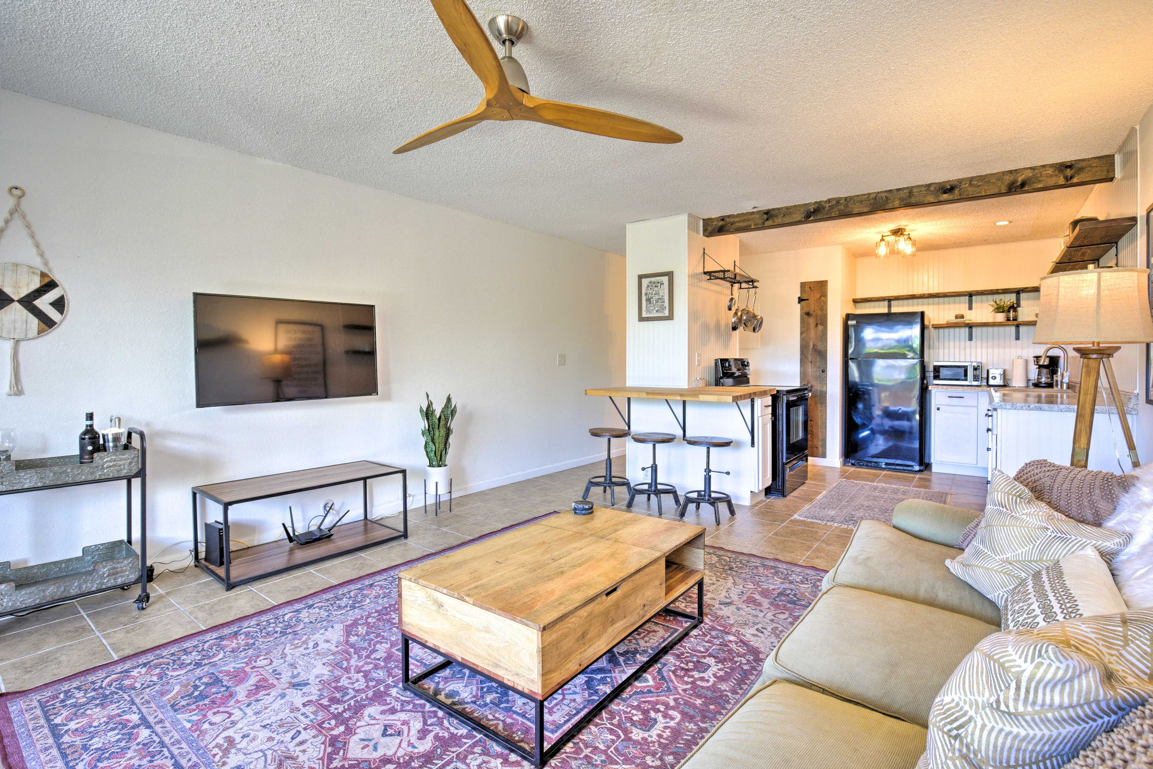 Living Room | Free WiFi | Smart TV