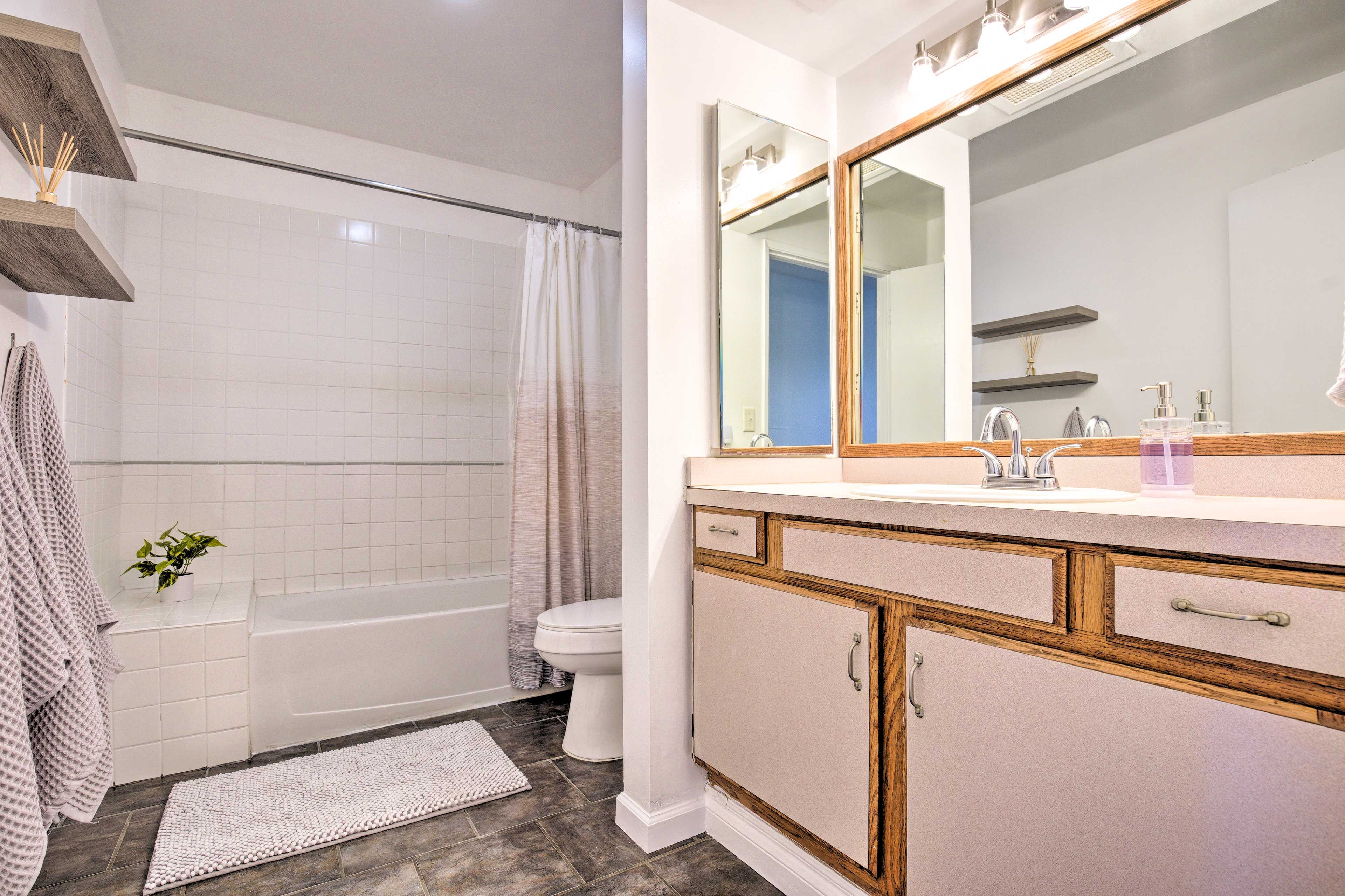 Full Bathroom | Complimentary Toiletries | Towels Provided