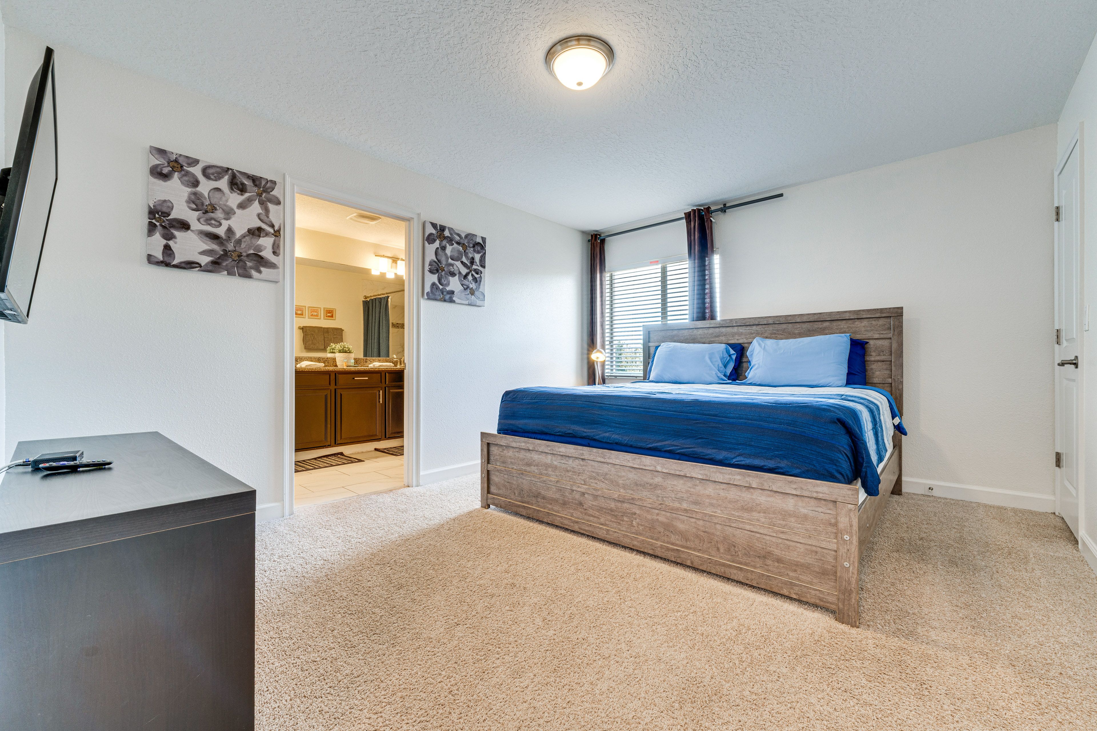Bedroom 1 | 2nd Floor | King Bed | En-Suite Bathroom