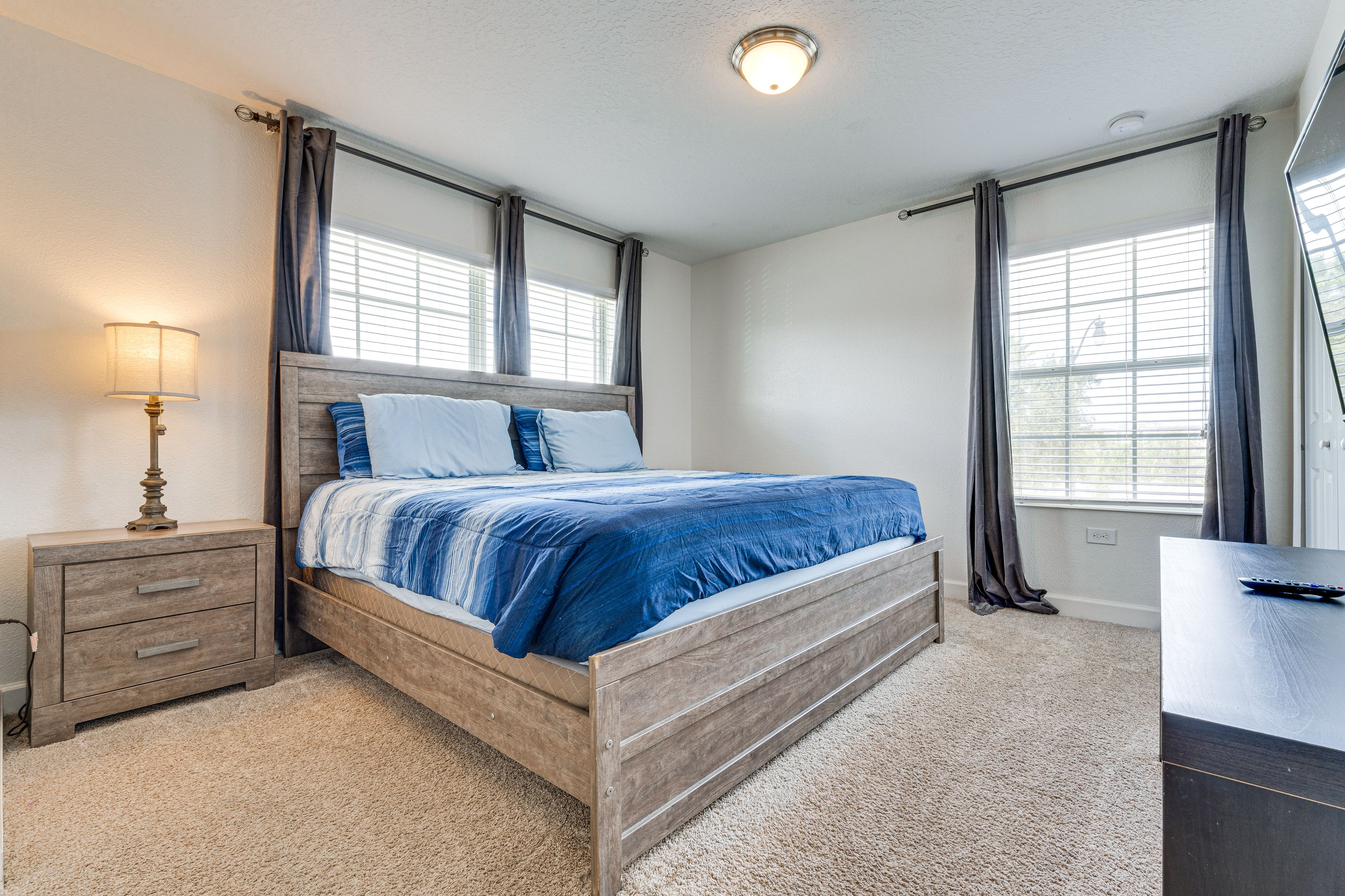 Bedroom 2 | 2nd Floor | Queen Bed | Smart TV | En-Suite Bathroom