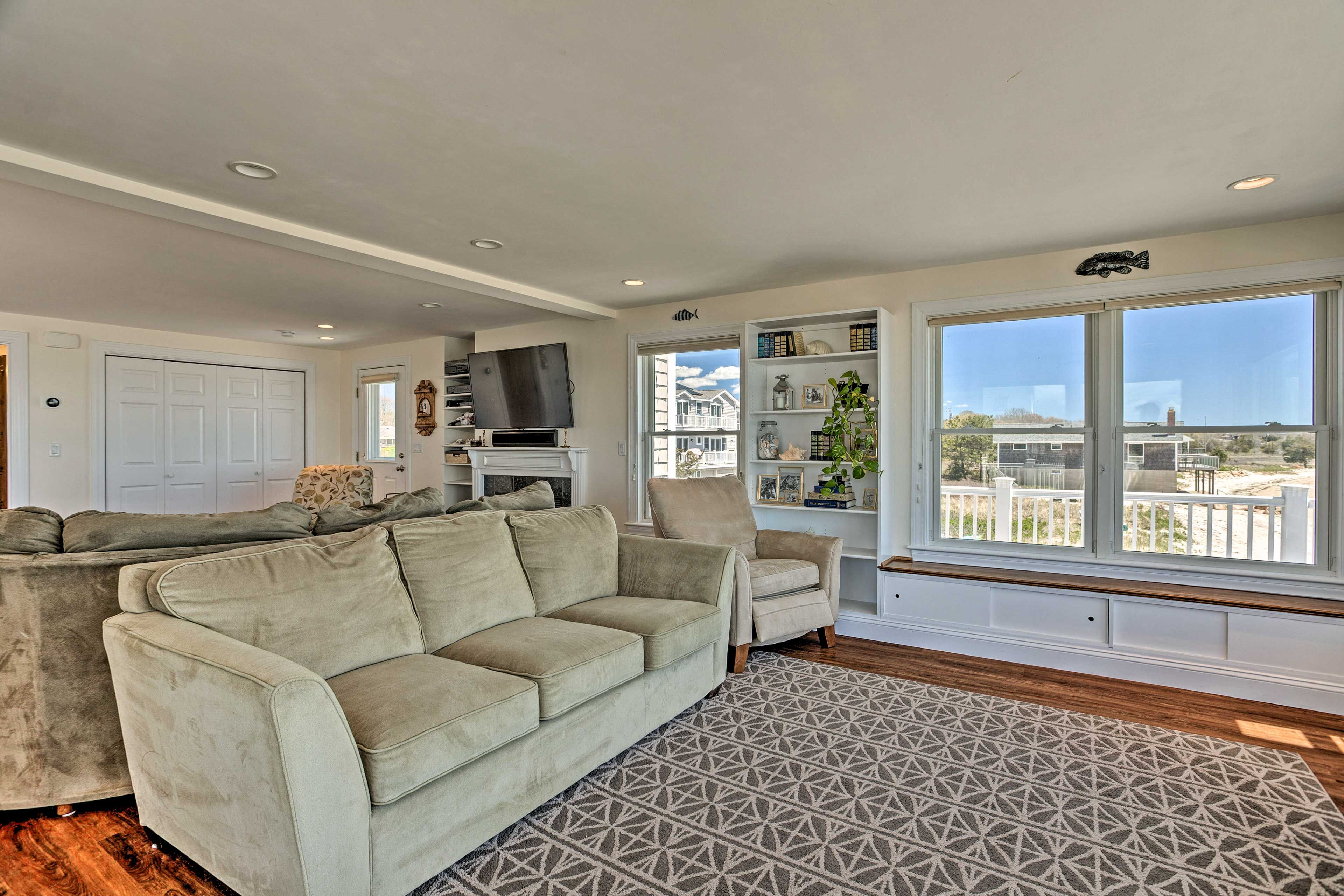 Living Room | Smart TV w/ Cable & DVD Player