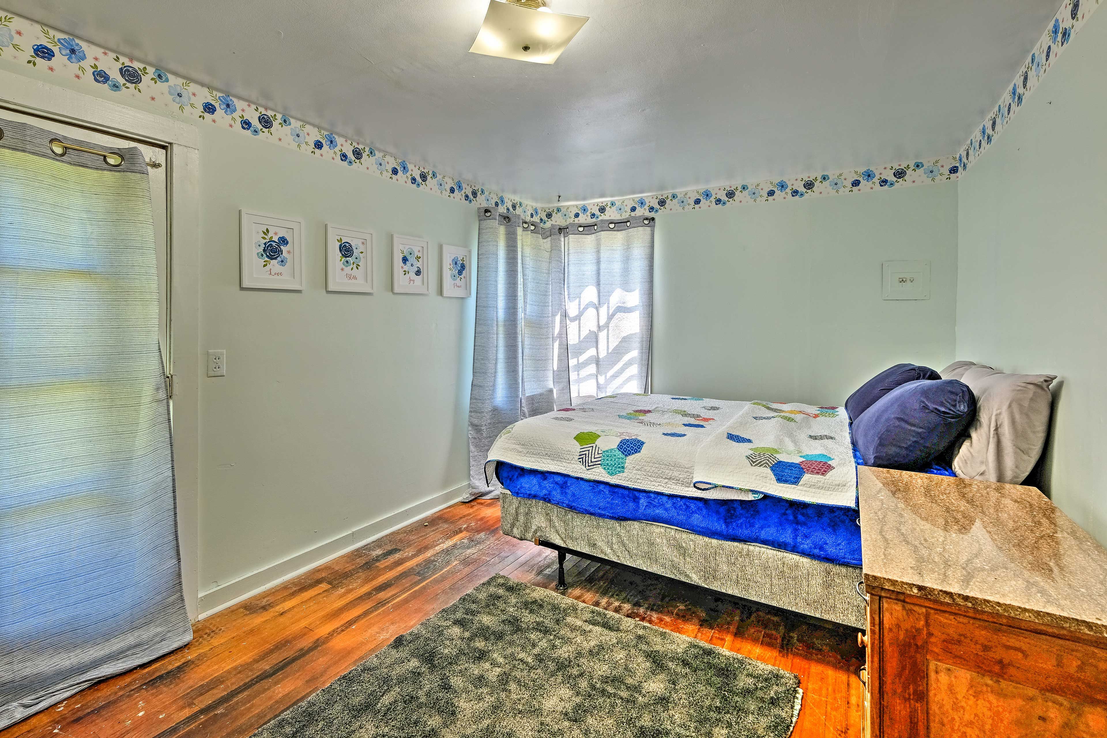 Bedroom 2 | Queen Bed