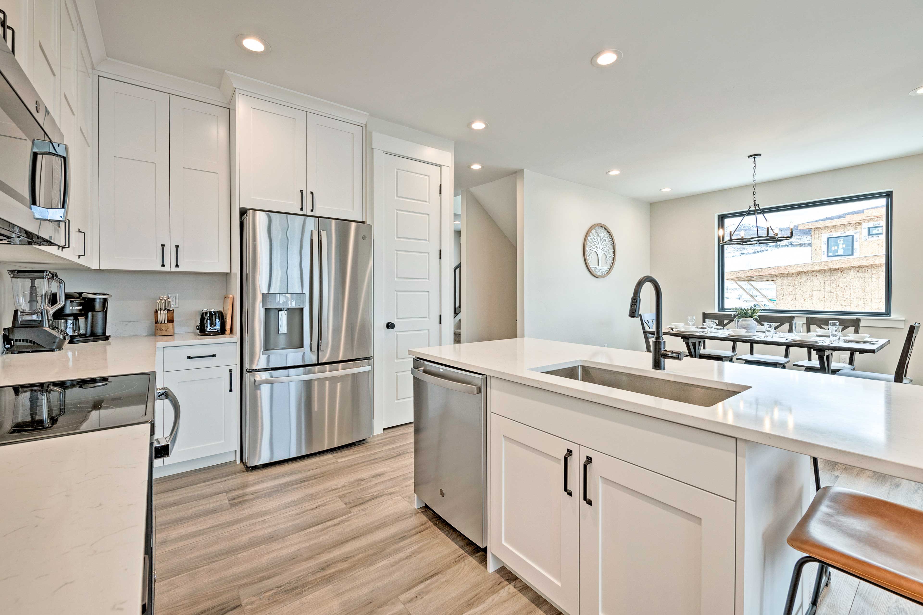 Kitchen | Fully Equipped w/ Cooking Basics
