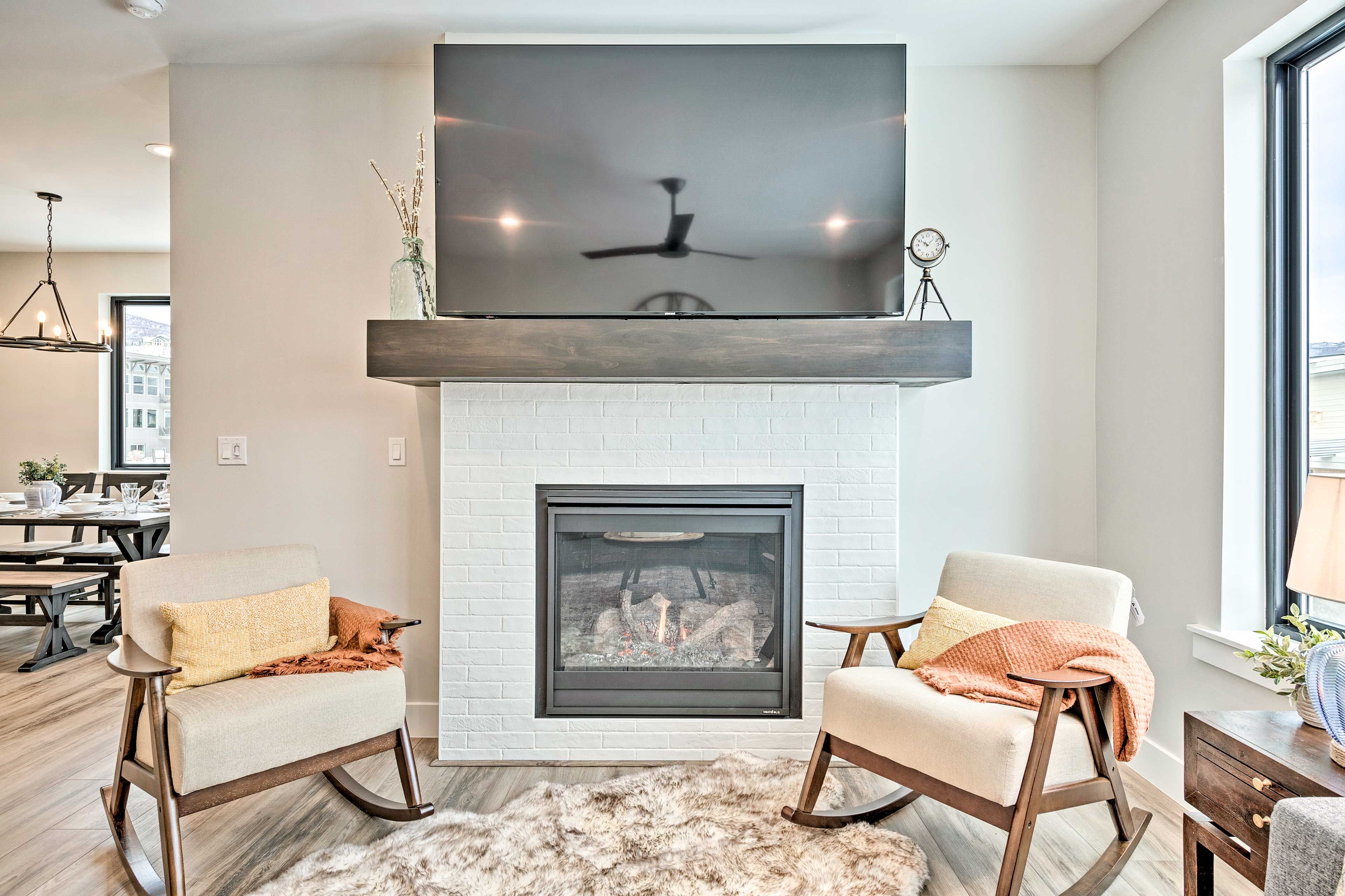 Living Room | Gas Fireplace