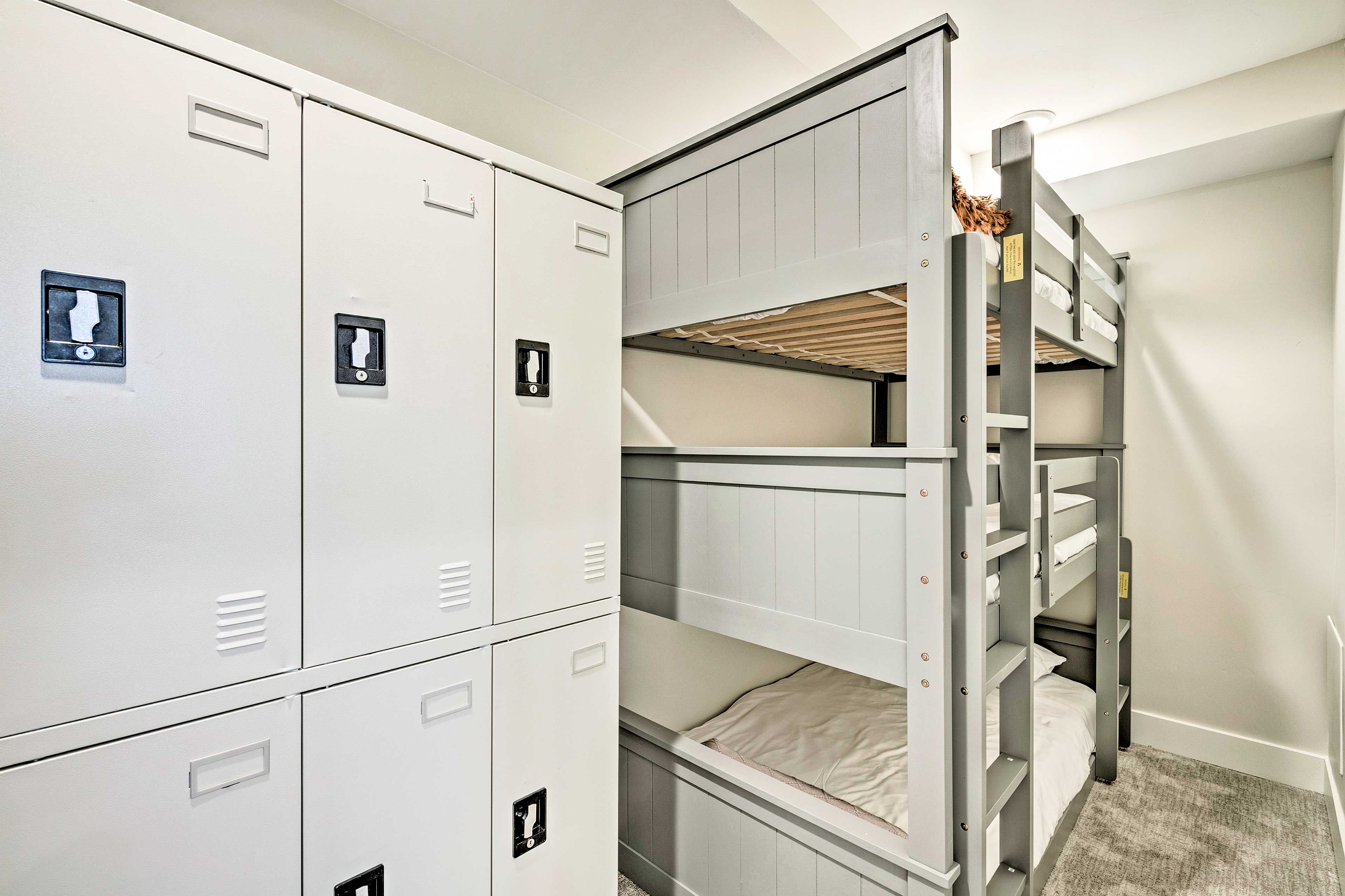 Studio | 2 Triple Twin Bunk Beds