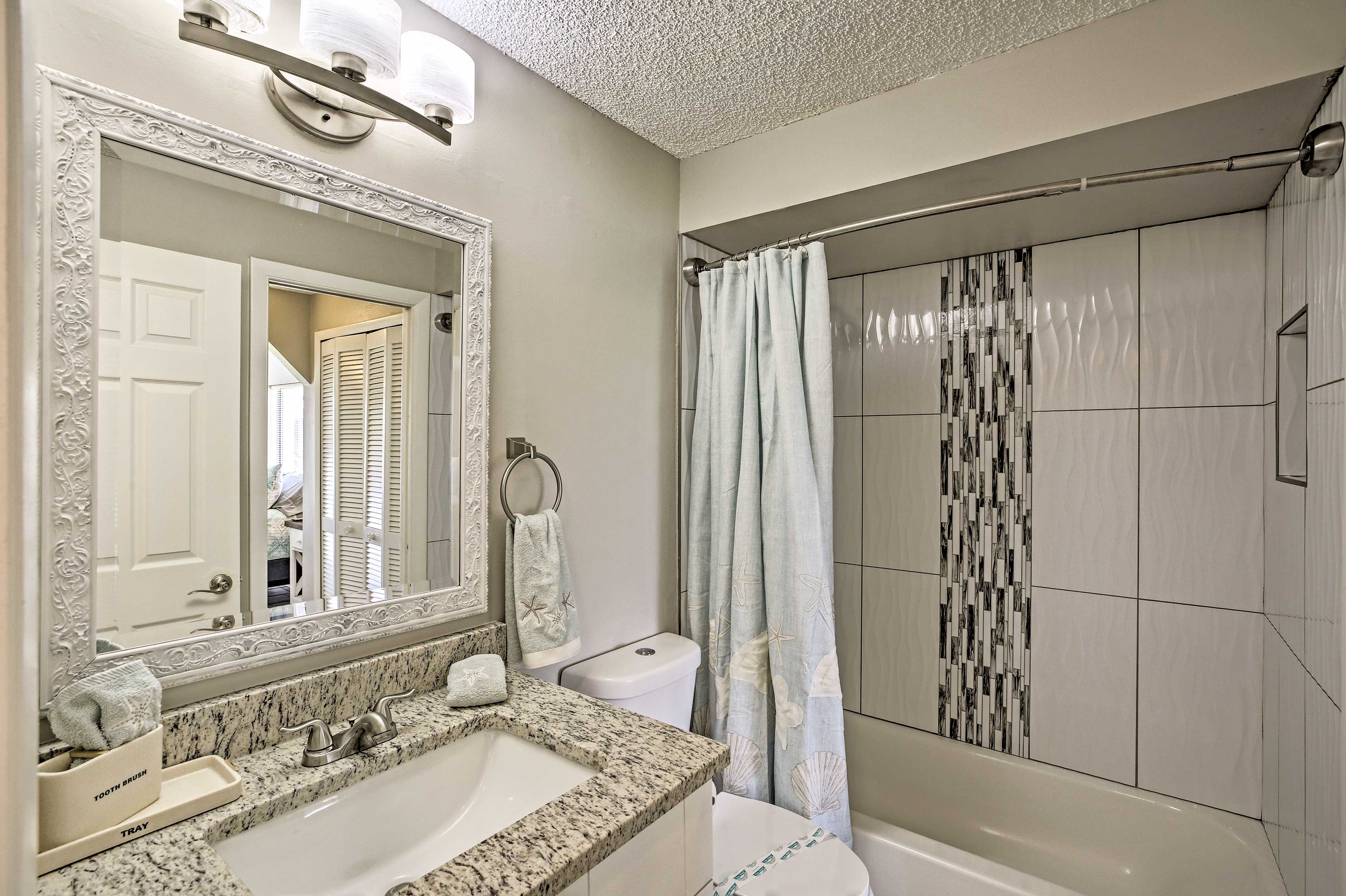 Full Bathroom | Towels Provided