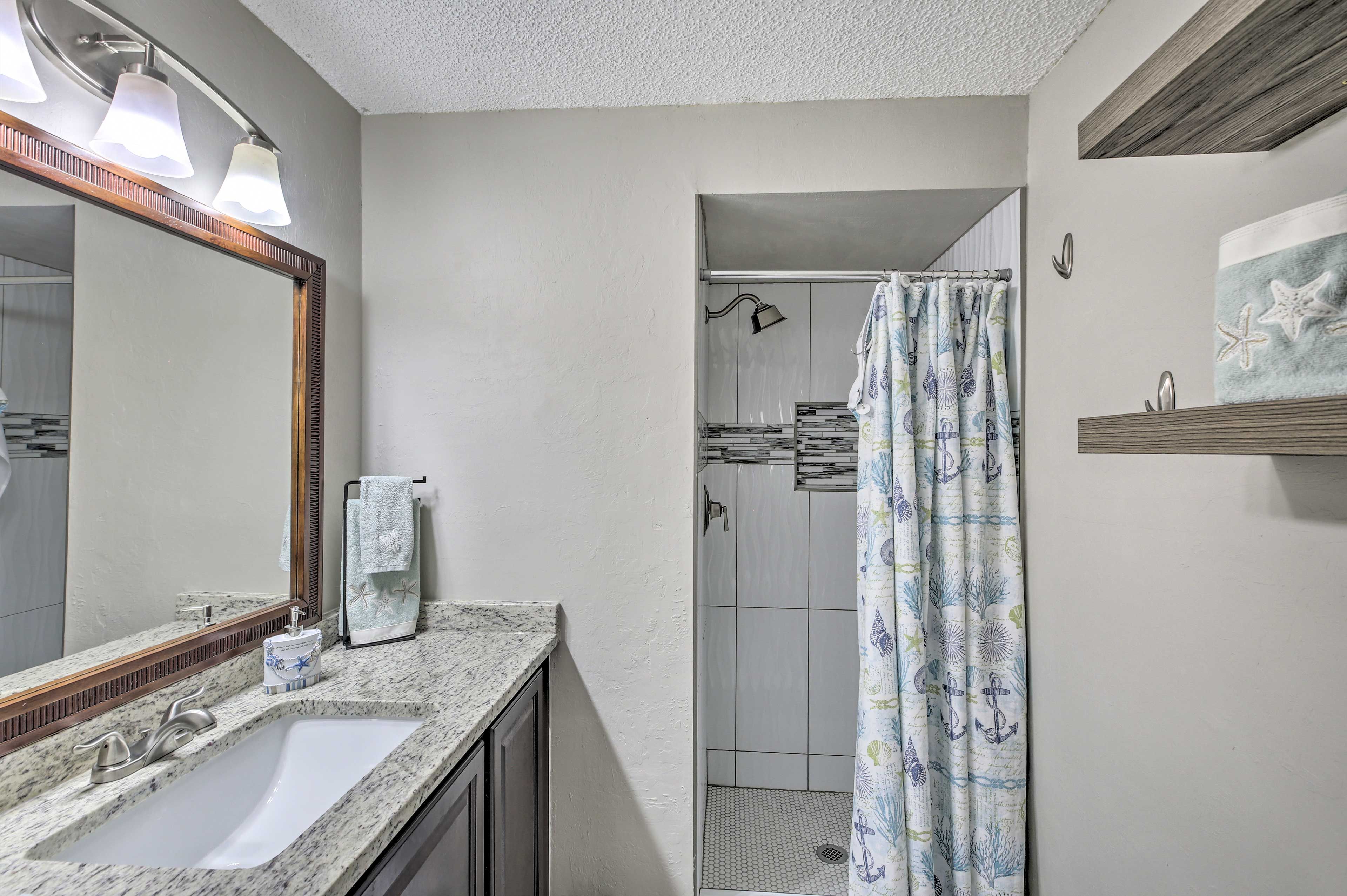 Full Bathroom | Towels Provided